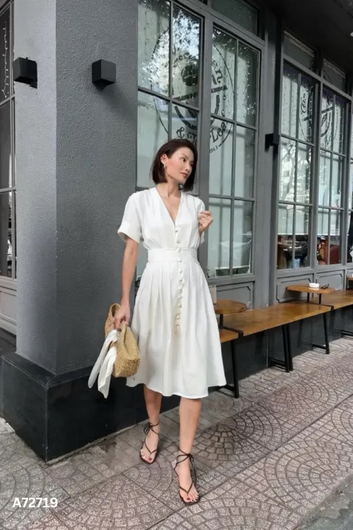 Váy trắng phối cúc