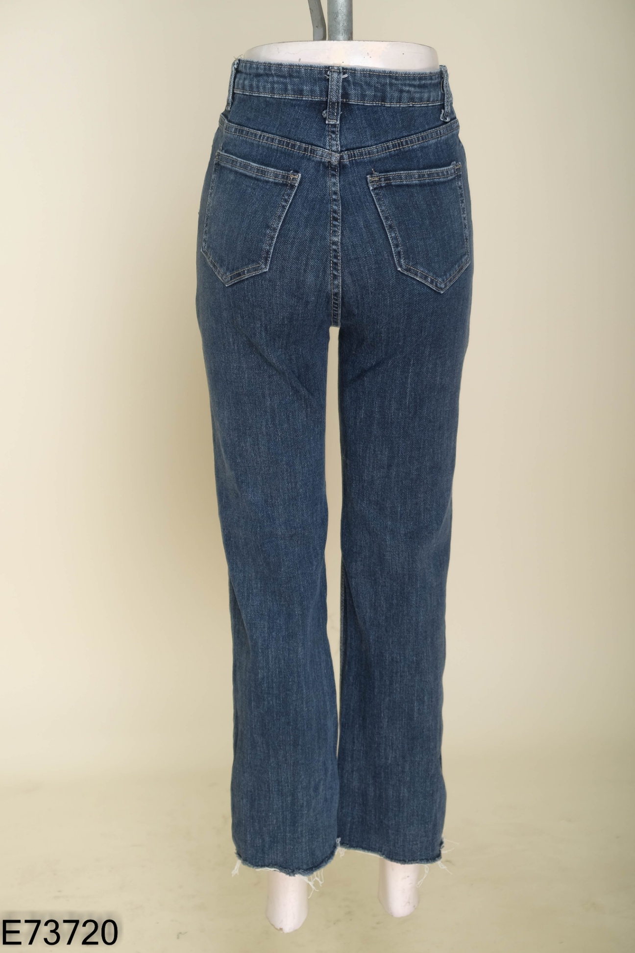 Quần jeans xanh đậm cắt gấu