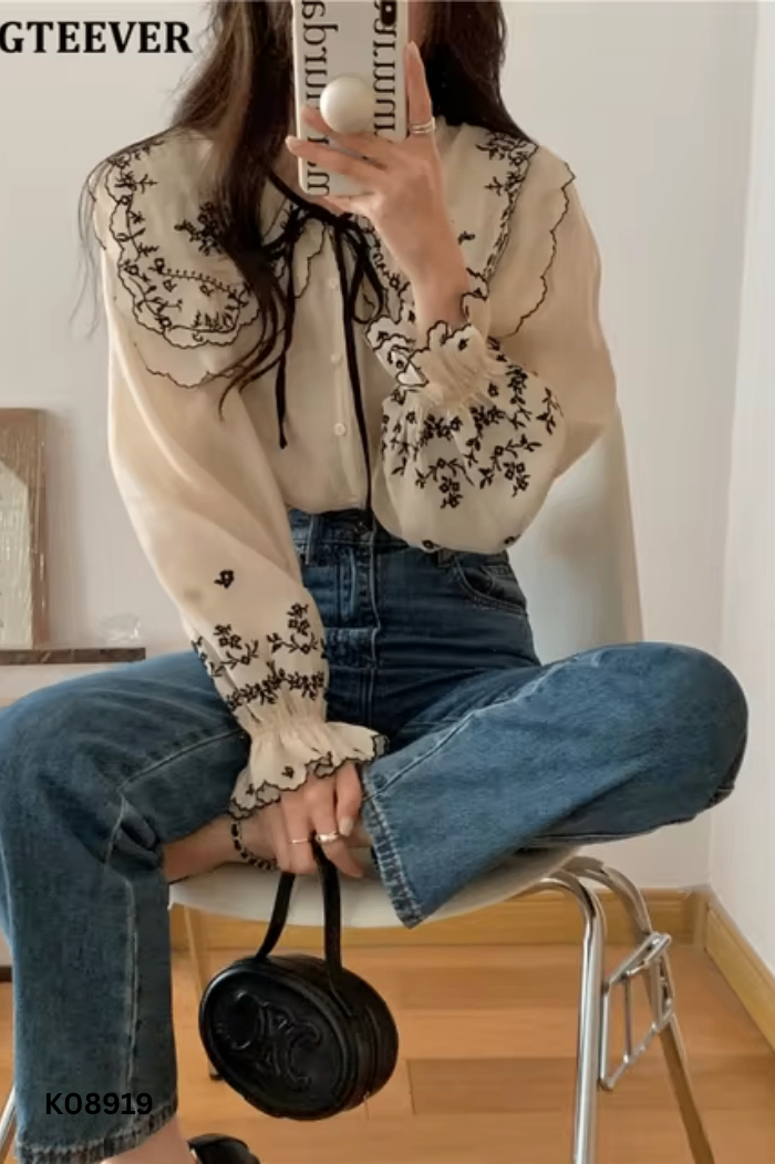 Áo sơ mi be cổ thêu đen