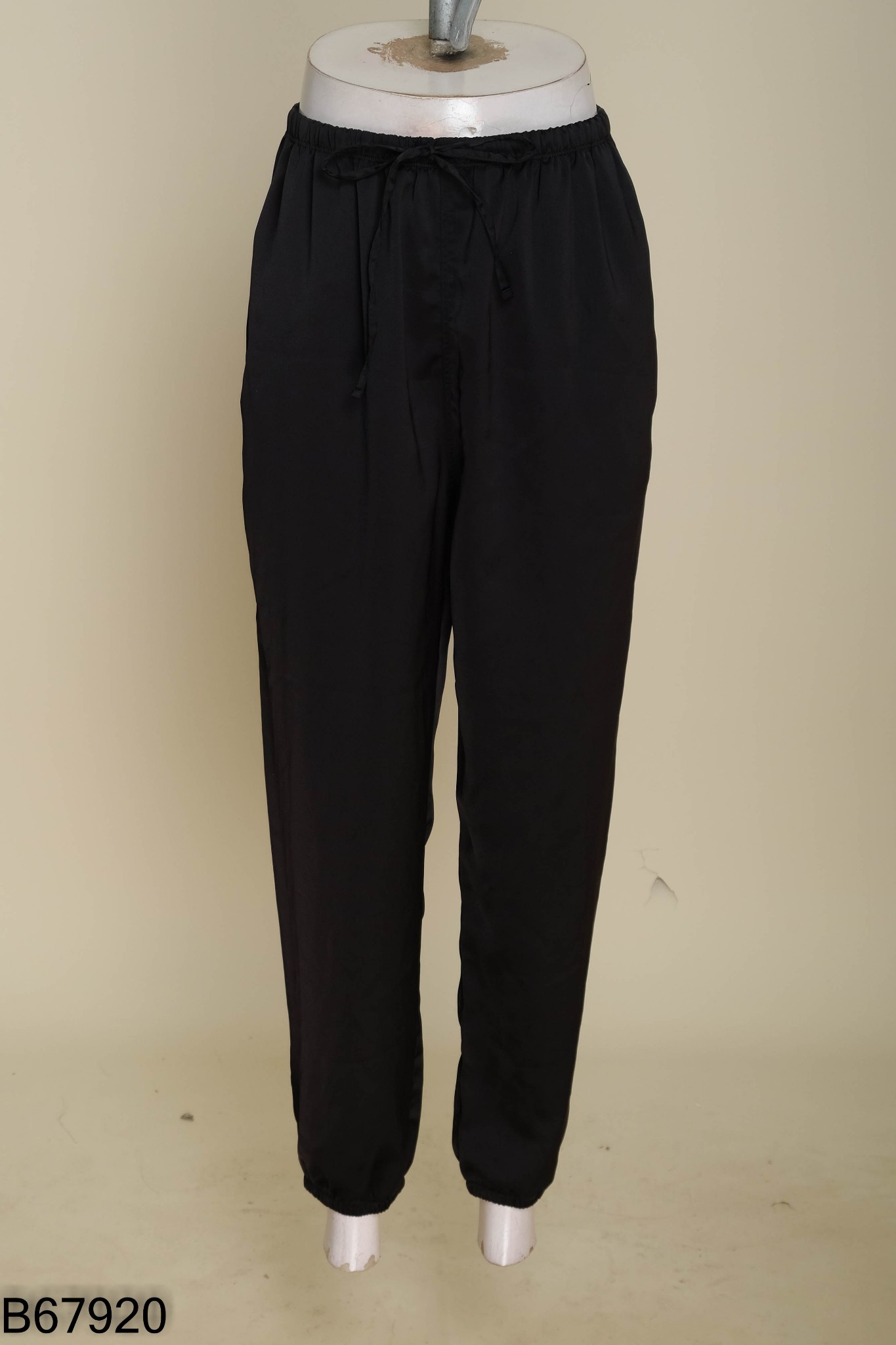 Quần UNIQLO đen trơn