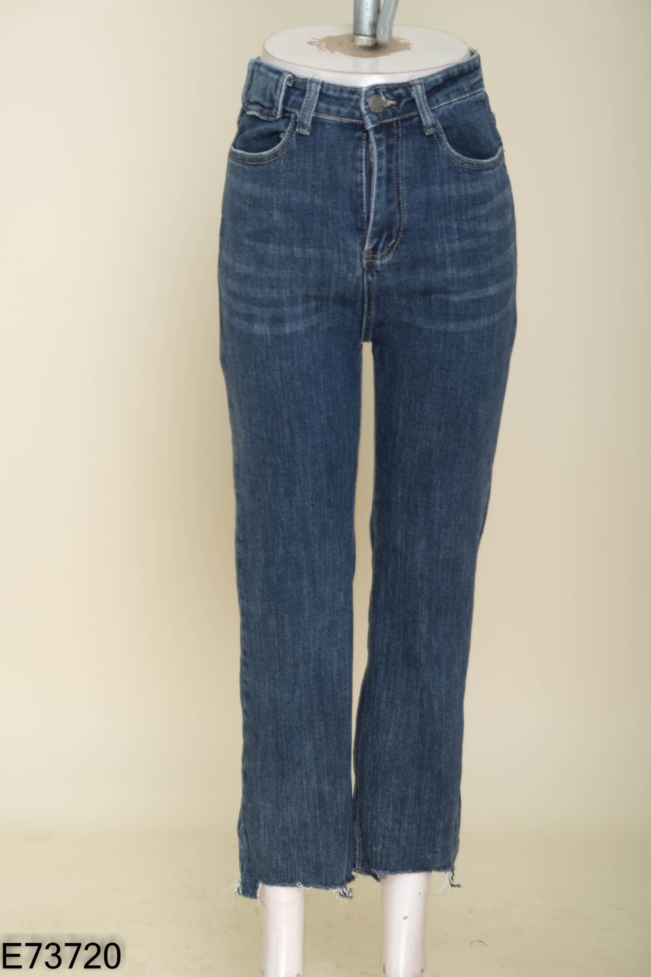 Quần jeans xanh đậm cắt gấu