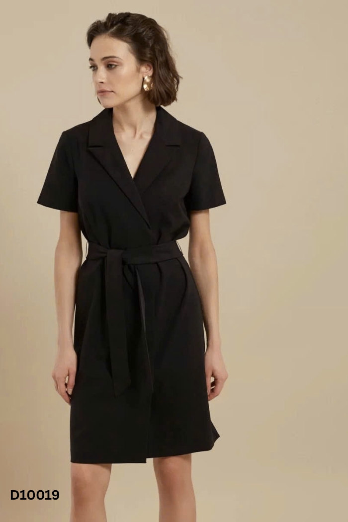 Váy đen cổ vest
