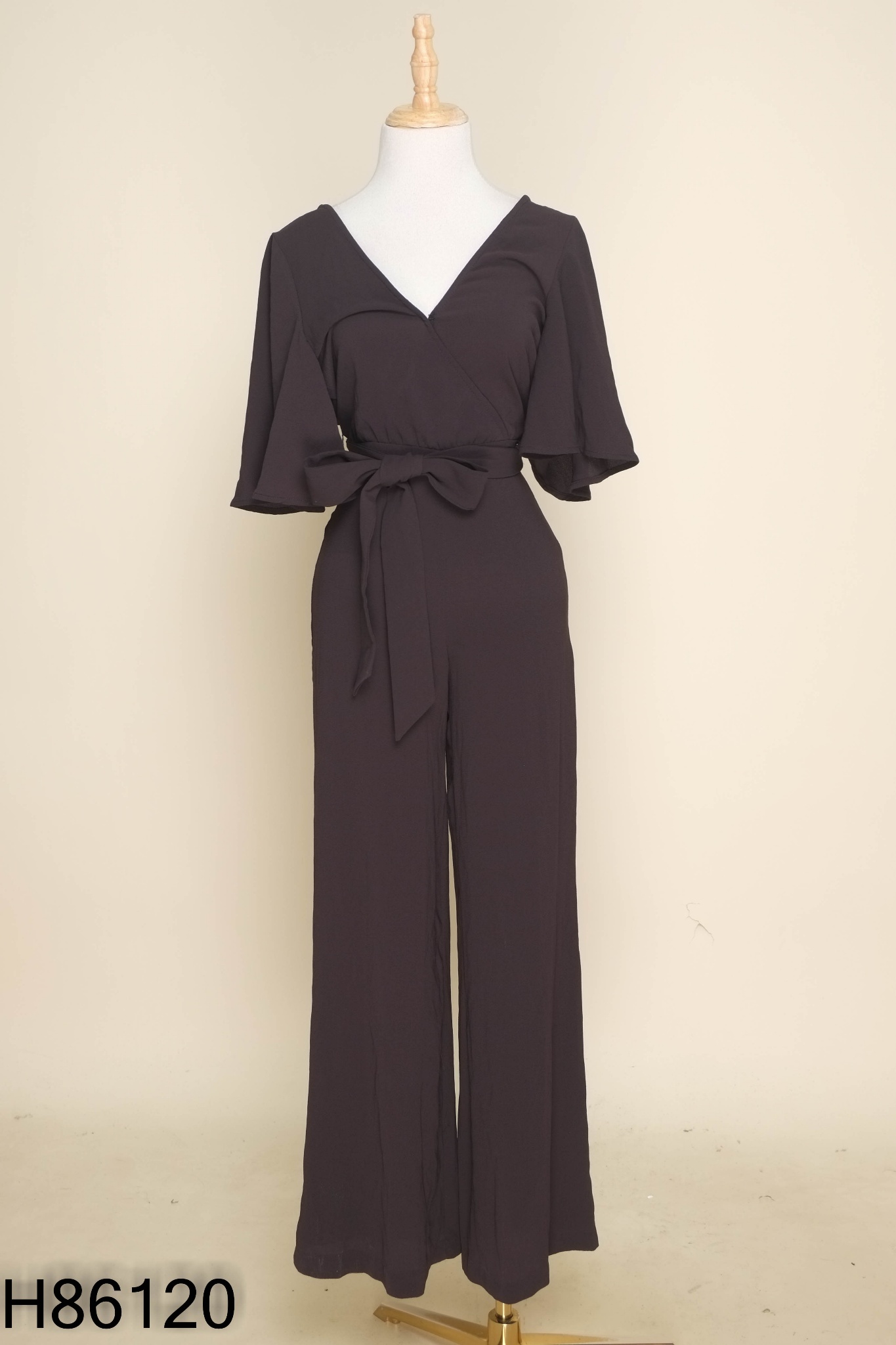 Jumpsuist HM đen cổ V kèm đai