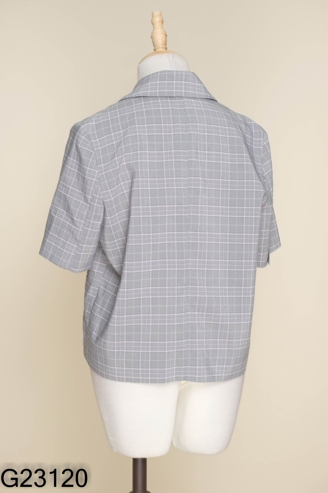 Áo xám kẻ hồng cổ vest