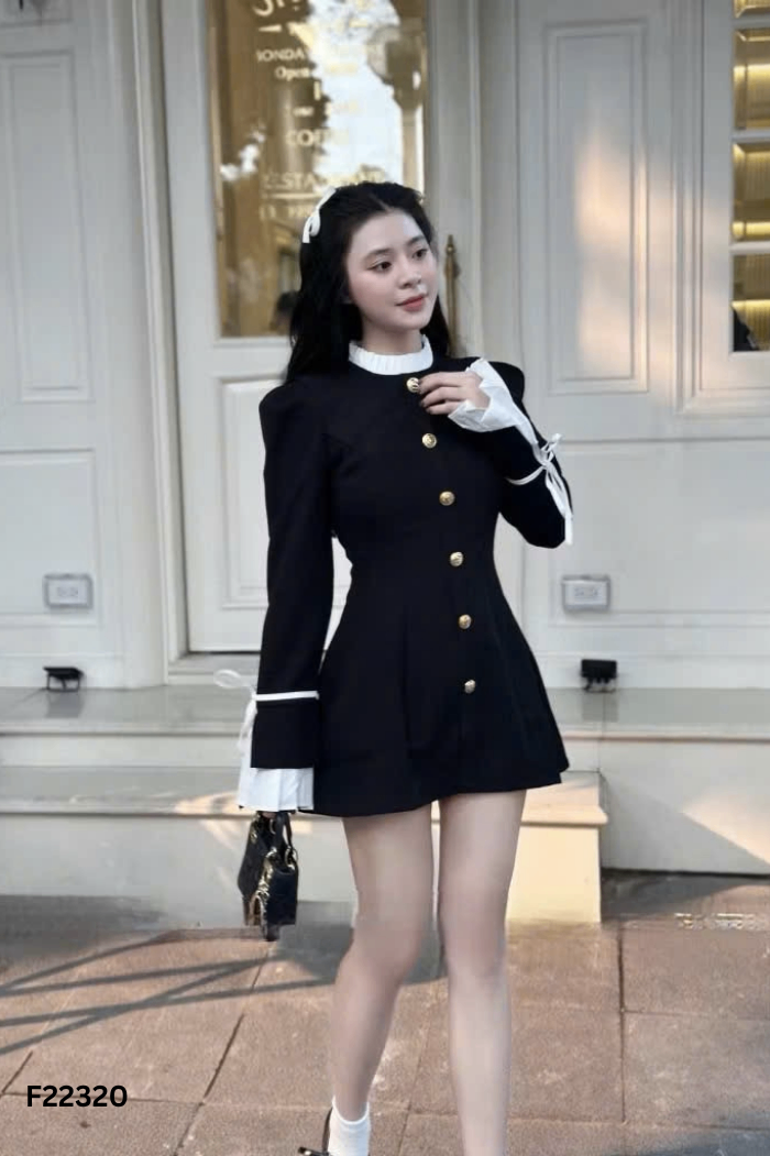 Váy đen phối trắng cúc vàng