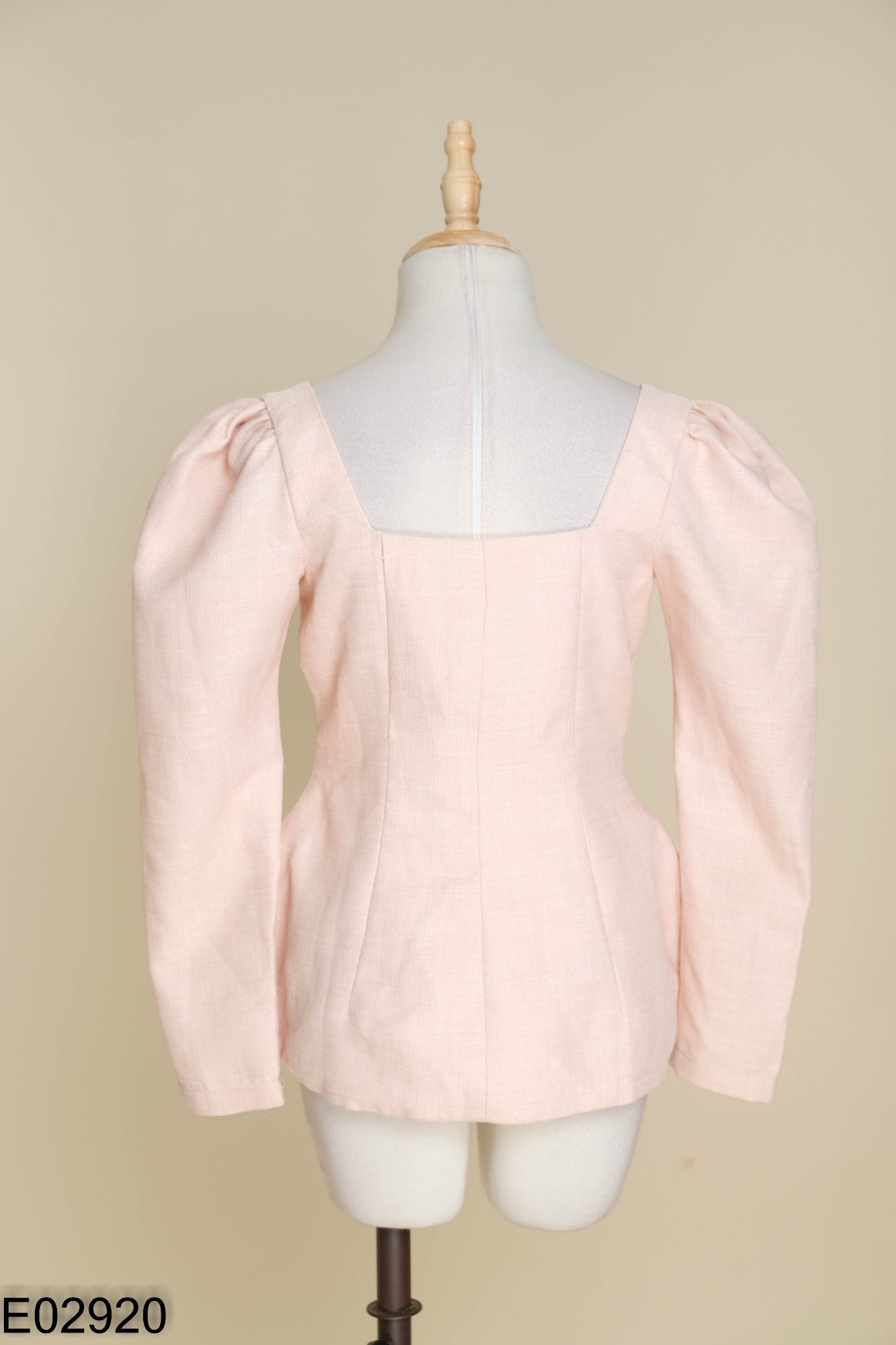 Áo RECHIC hồng cổ vuông