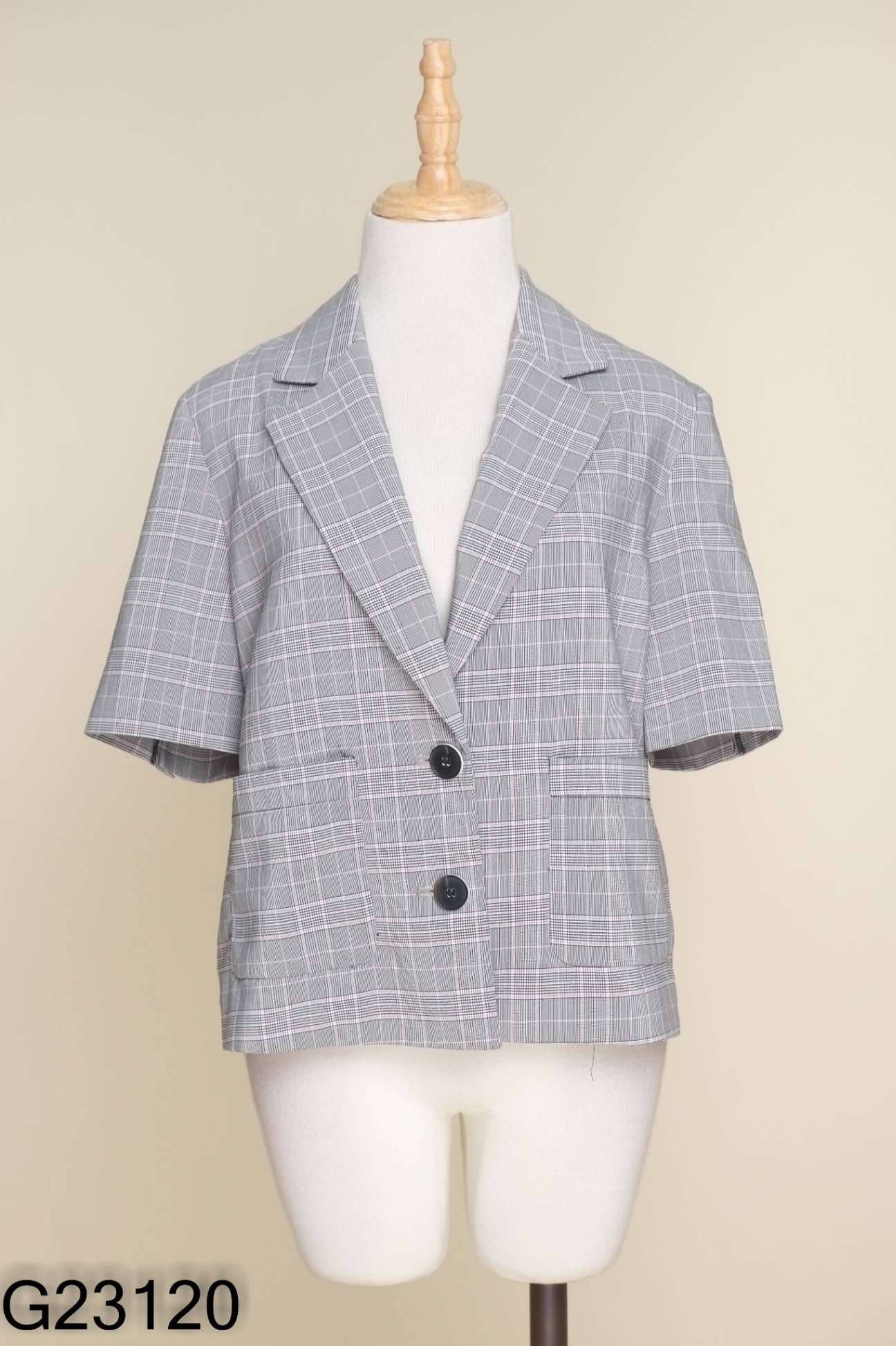 Áo xám kẻ hồng cổ vest