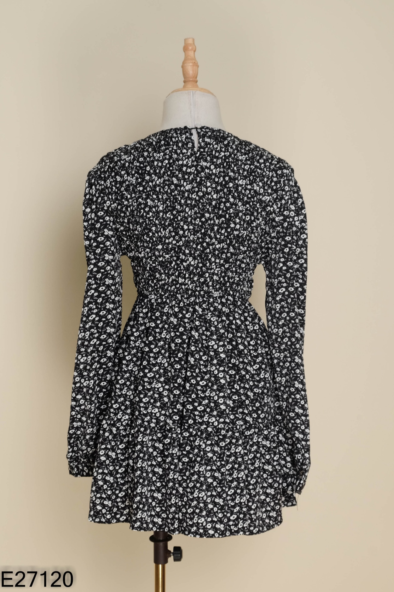 Váy babydoll đen hoạ tiết hoa trắng