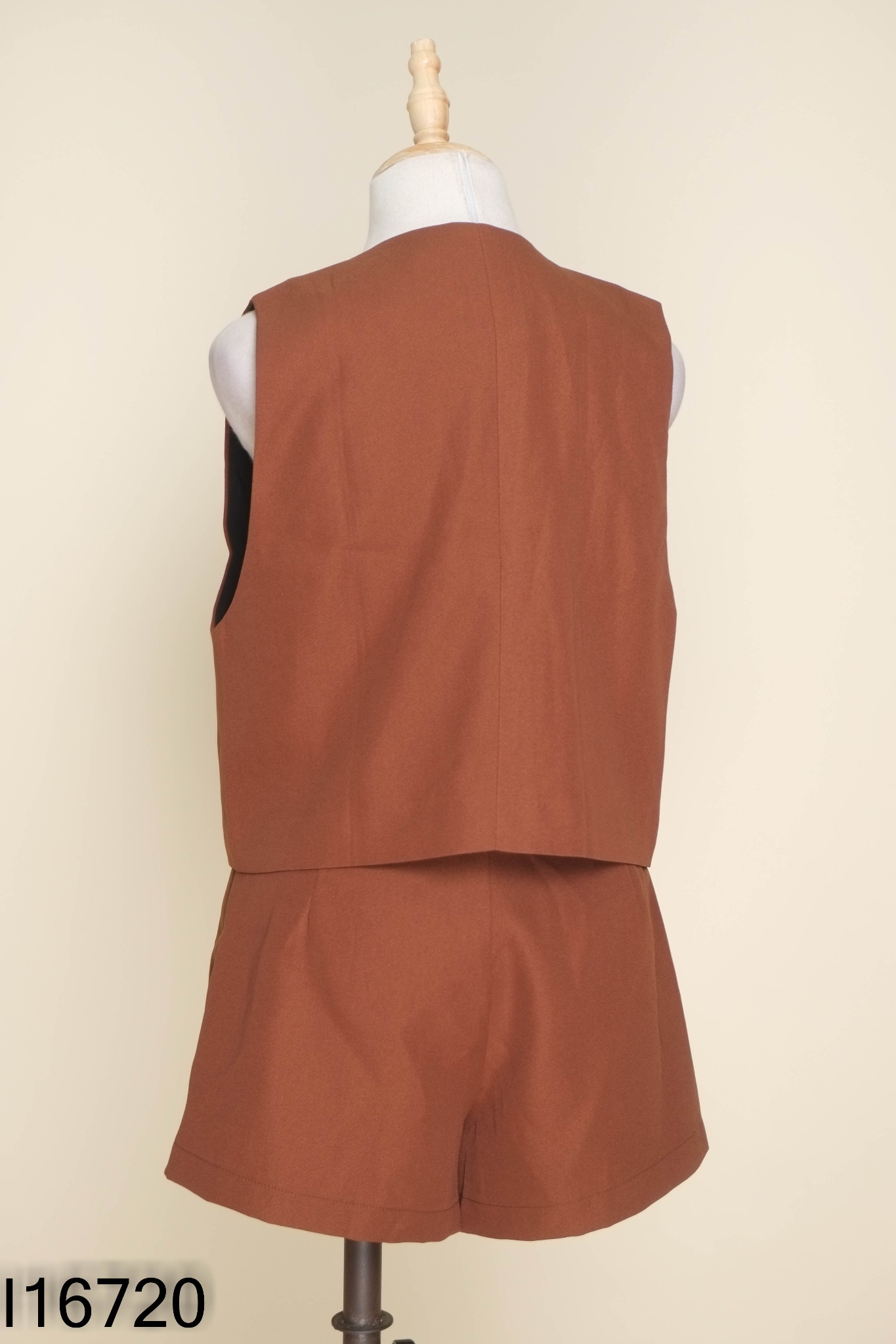 Set Áo gile CONSOLISM nâu + quần shorts