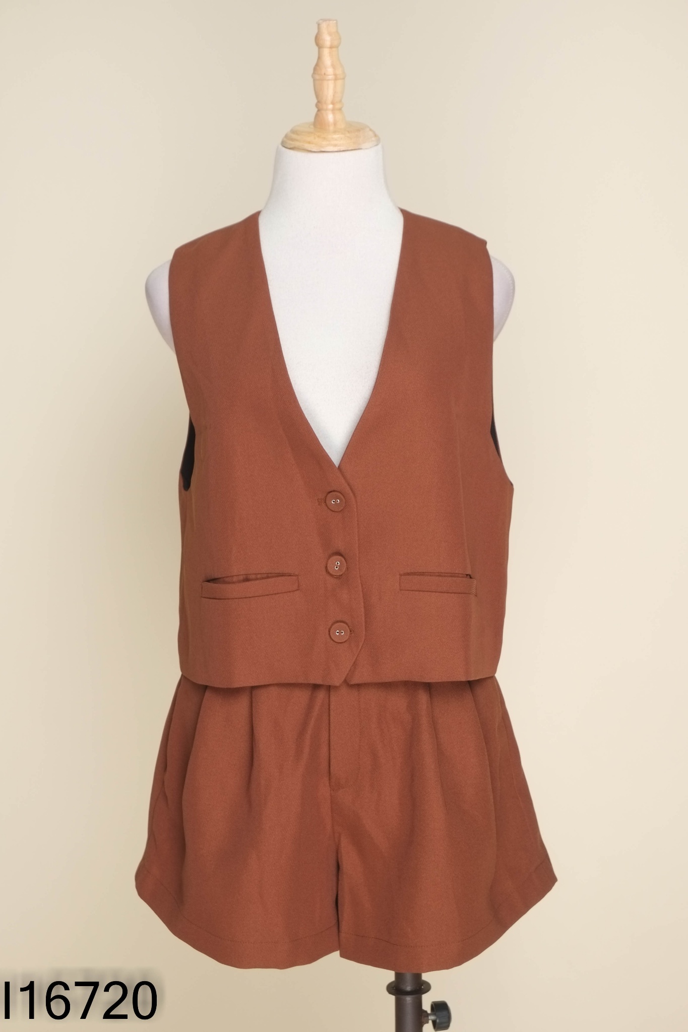 Set Áo gile CONSOLISM nâu + quần shorts