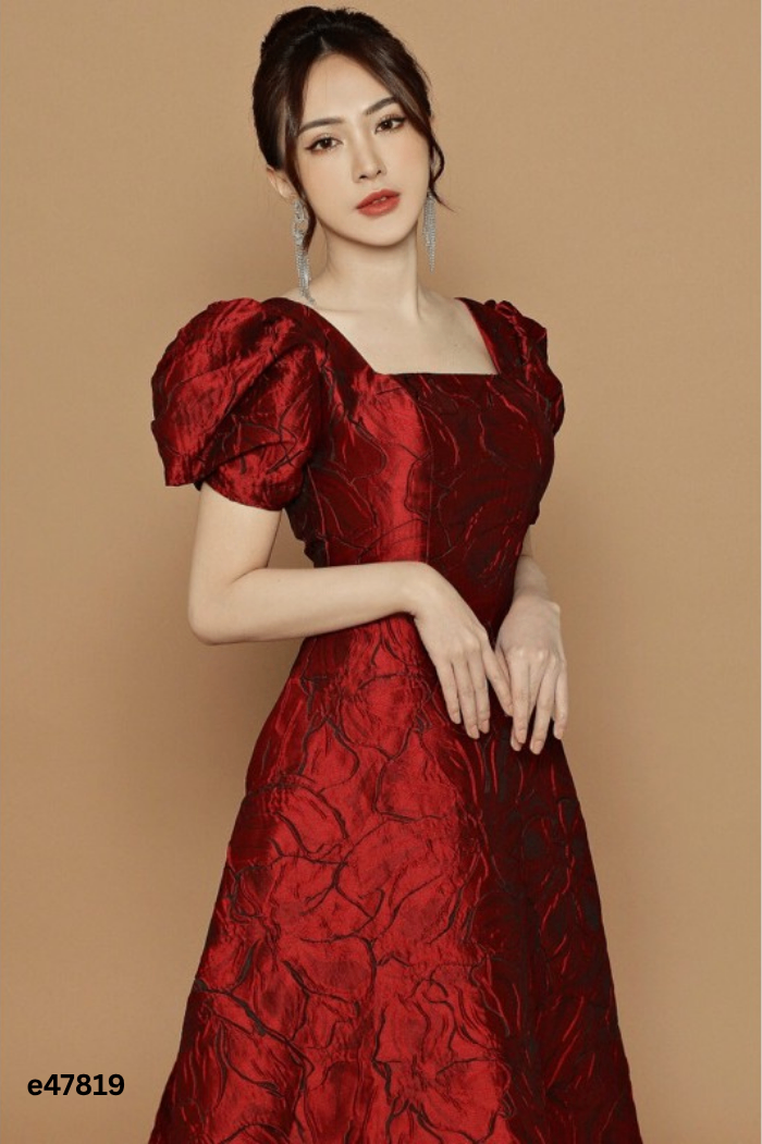 Váy đỏ vấn hoa cổ vuông