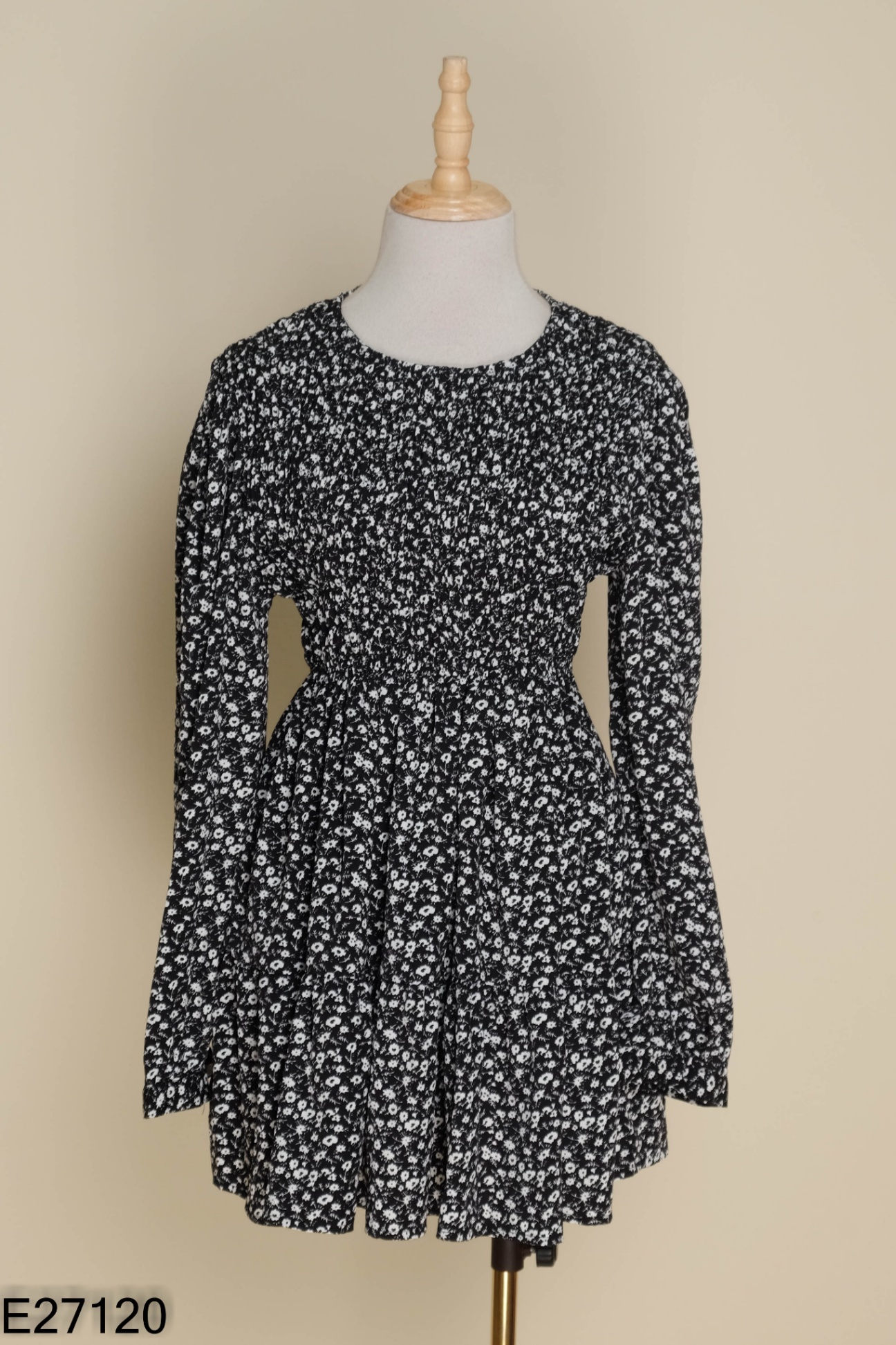 Váy babydoll đen hoạ tiết hoa trắng