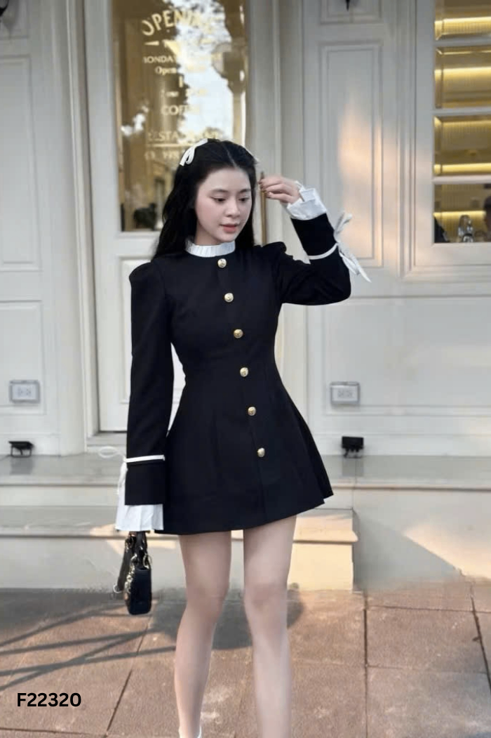 Váy đen phối trắng cúc vàng
