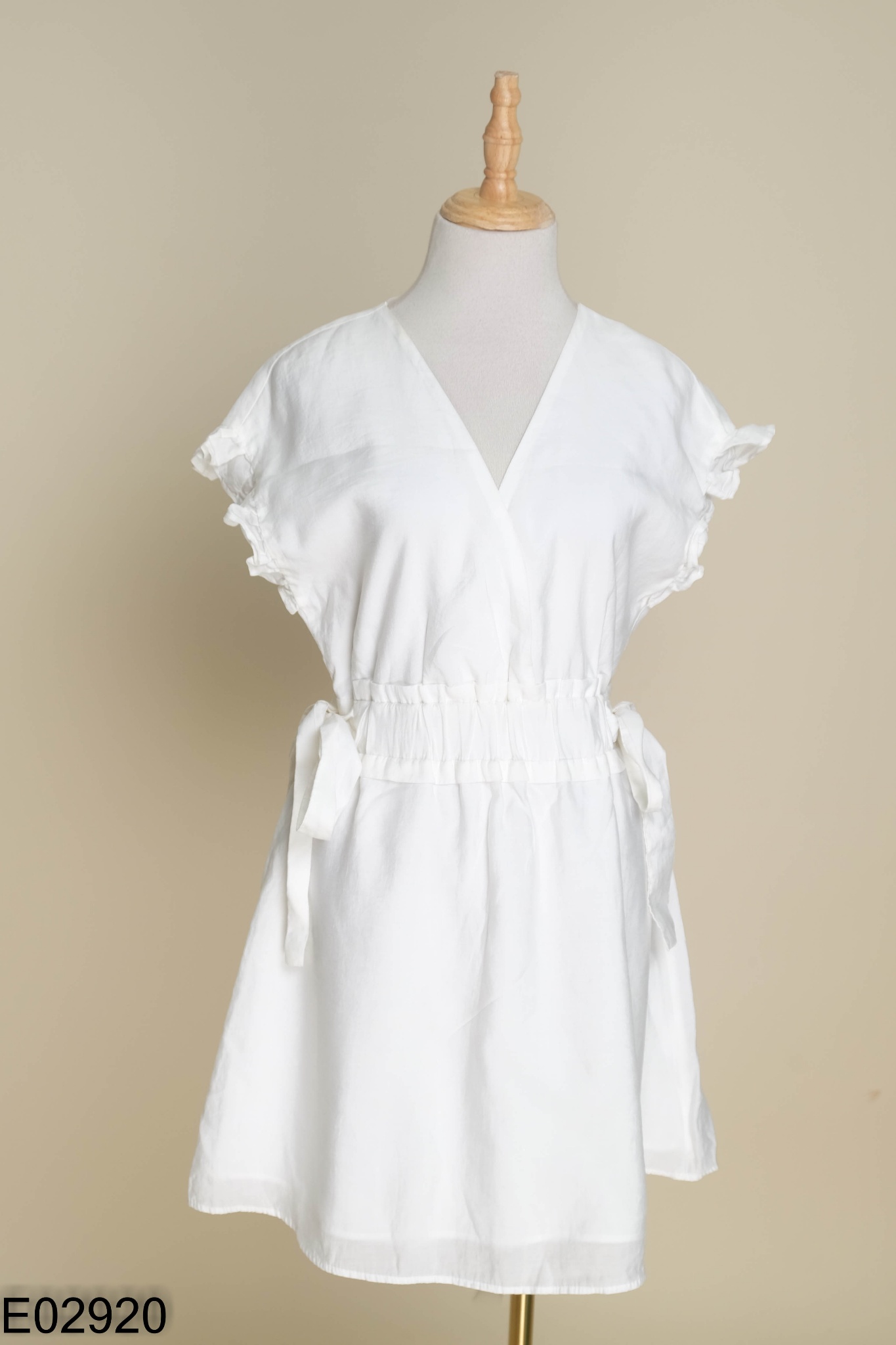 Váy ZARA trắng cổ V