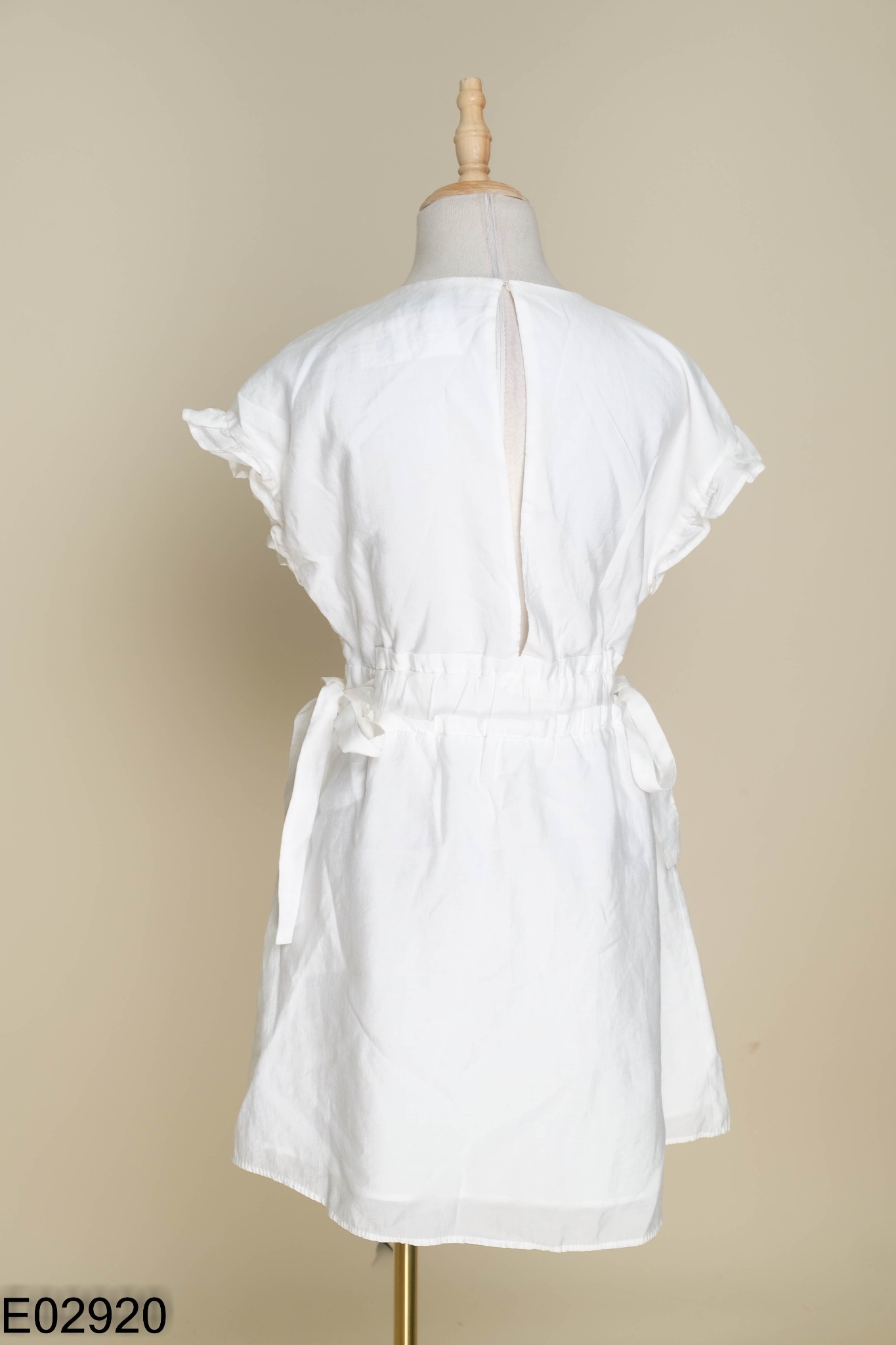 Váy ZARA trắng cổ V