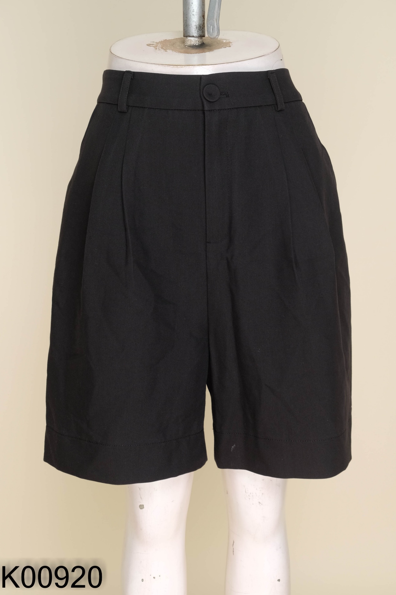 Quần shorts đen trơn