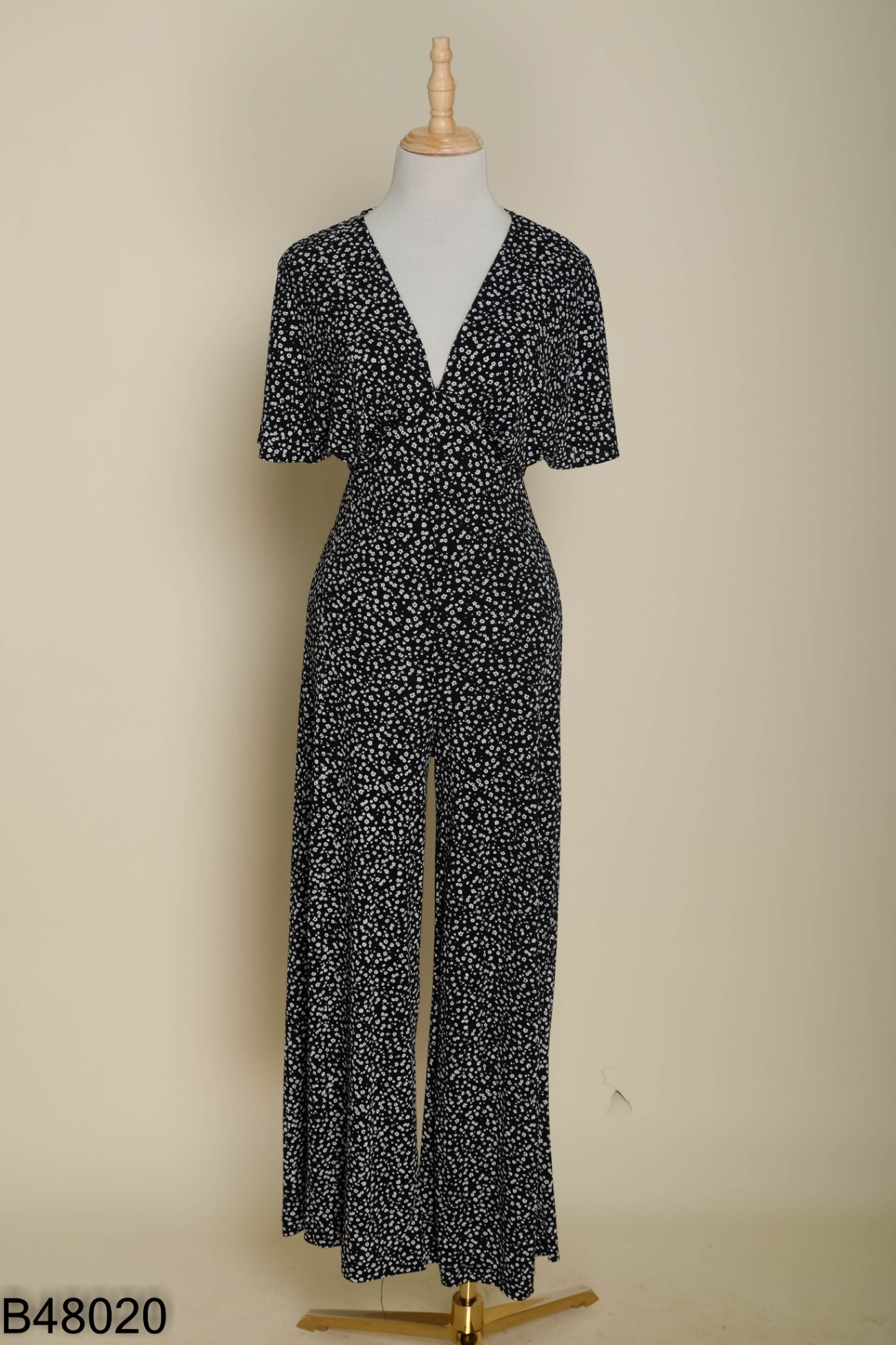 Jumpsuits đen MANGO hoa nhí