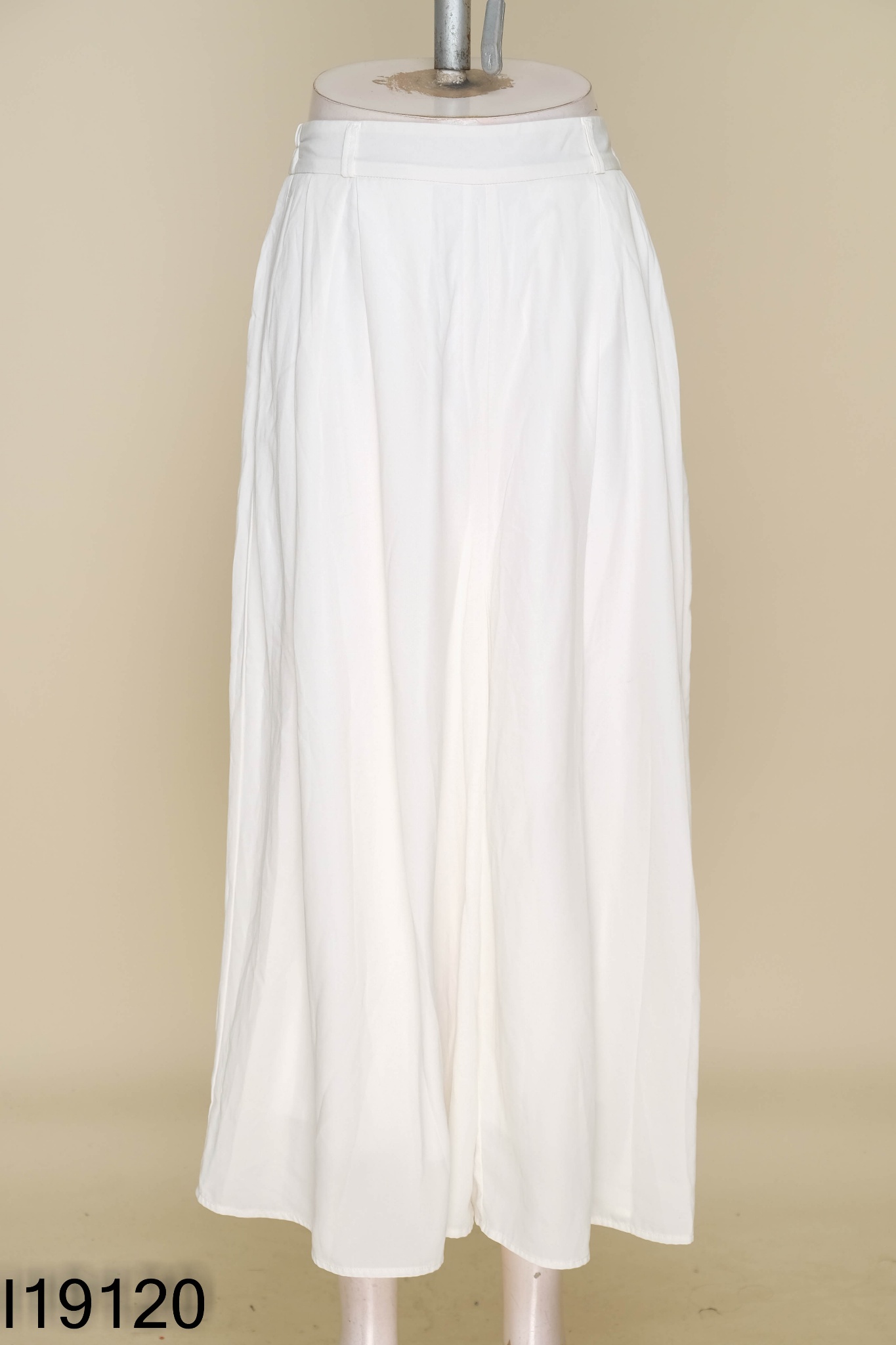 Quần culotte GU trắng trơn