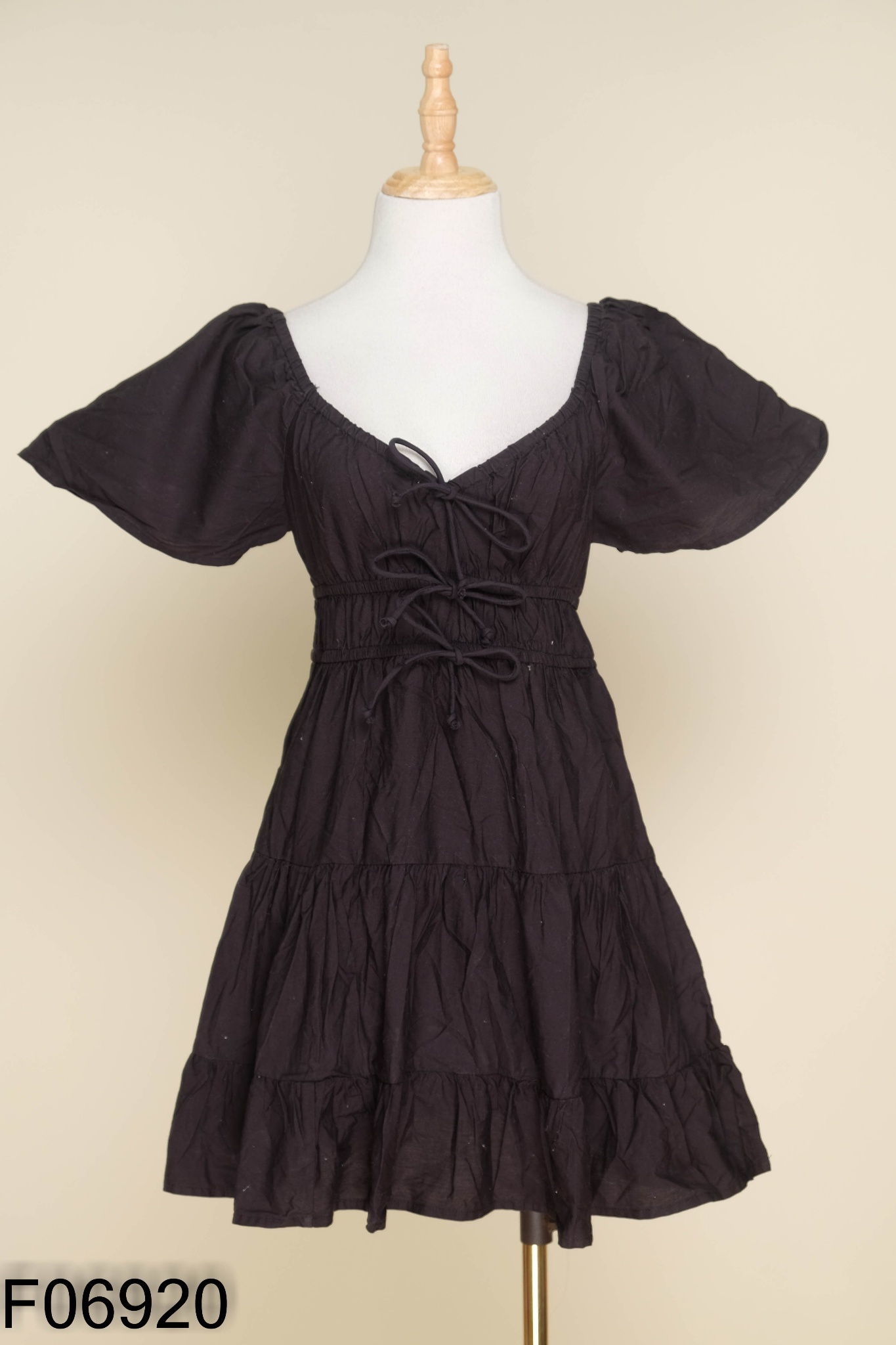 Váy COTTON ON đen cổ vuông