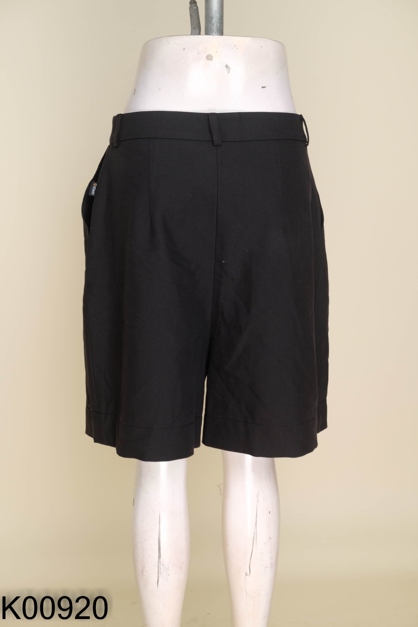 Quần shorts đen trơn