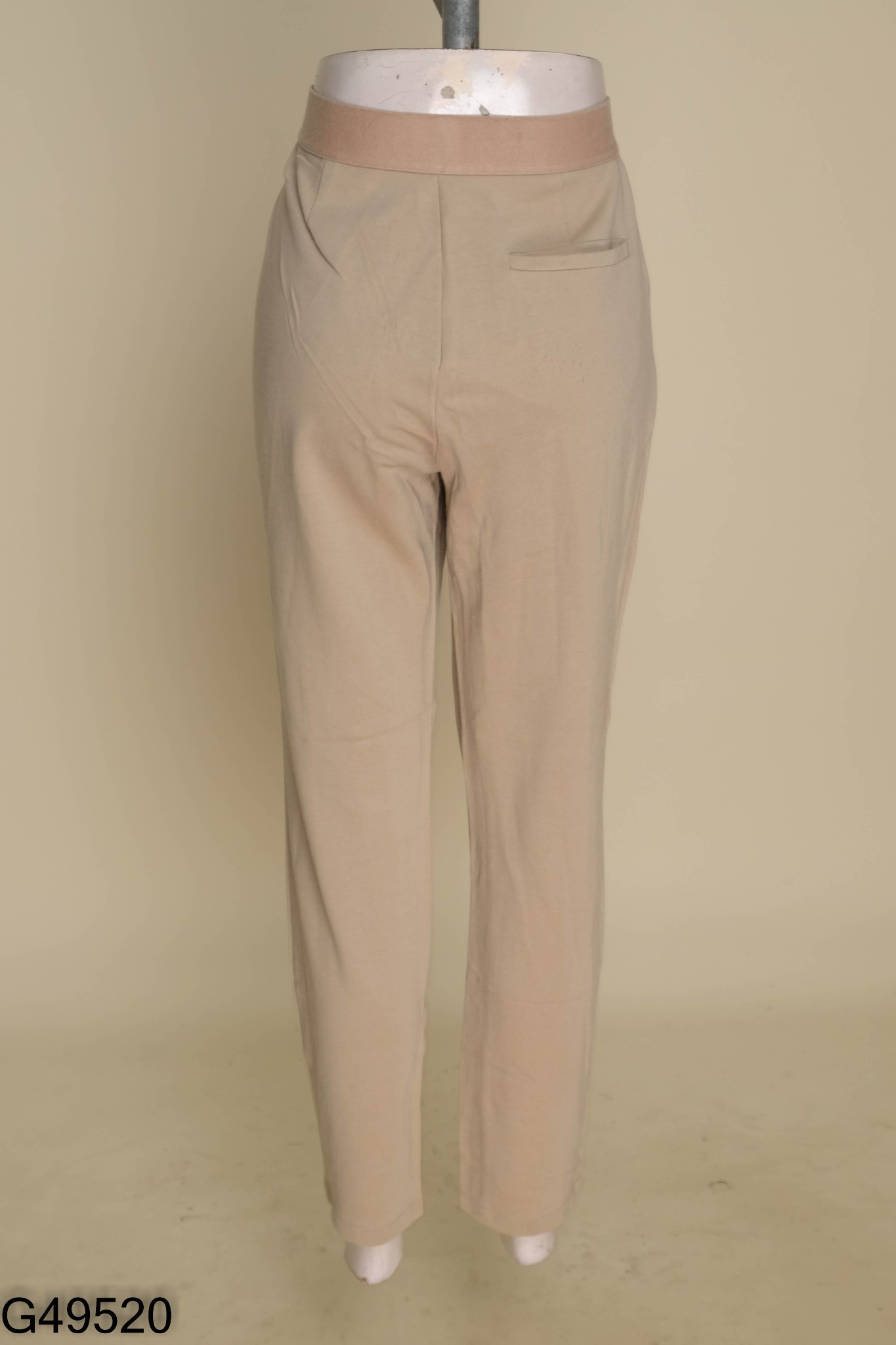 Quần be UNIQLO giân giữa