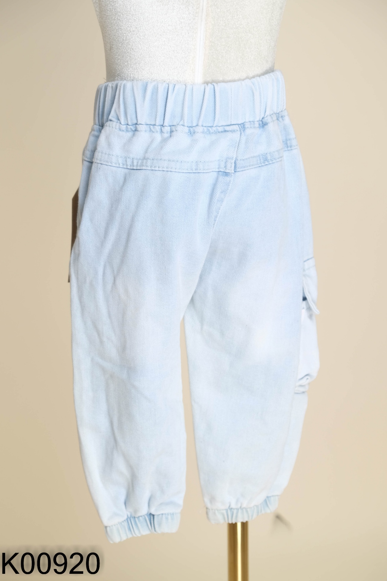 NEWTAG Quần jeans xanh thêu hình KIDS