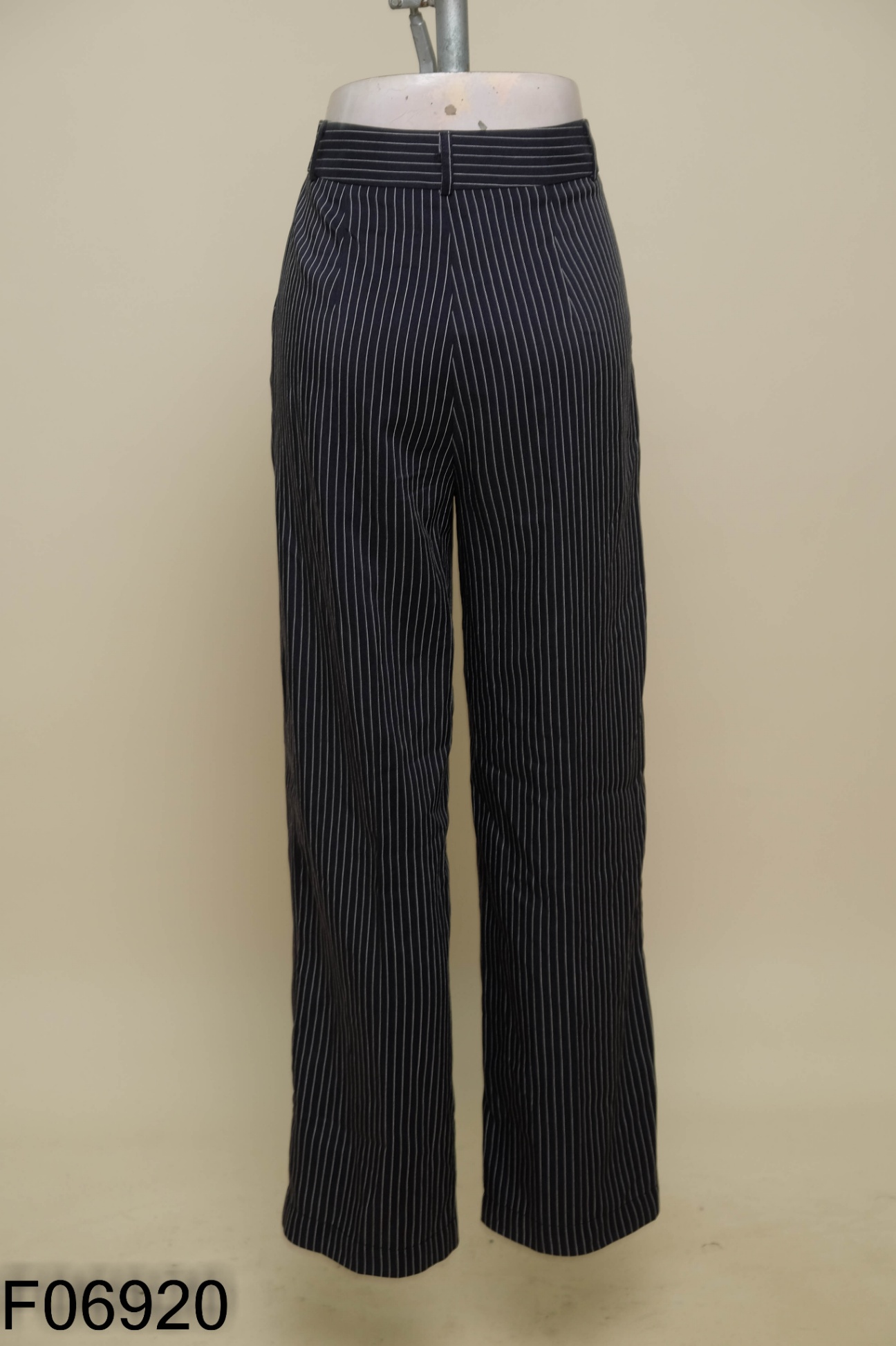 Quần culottes đen sọc trắng