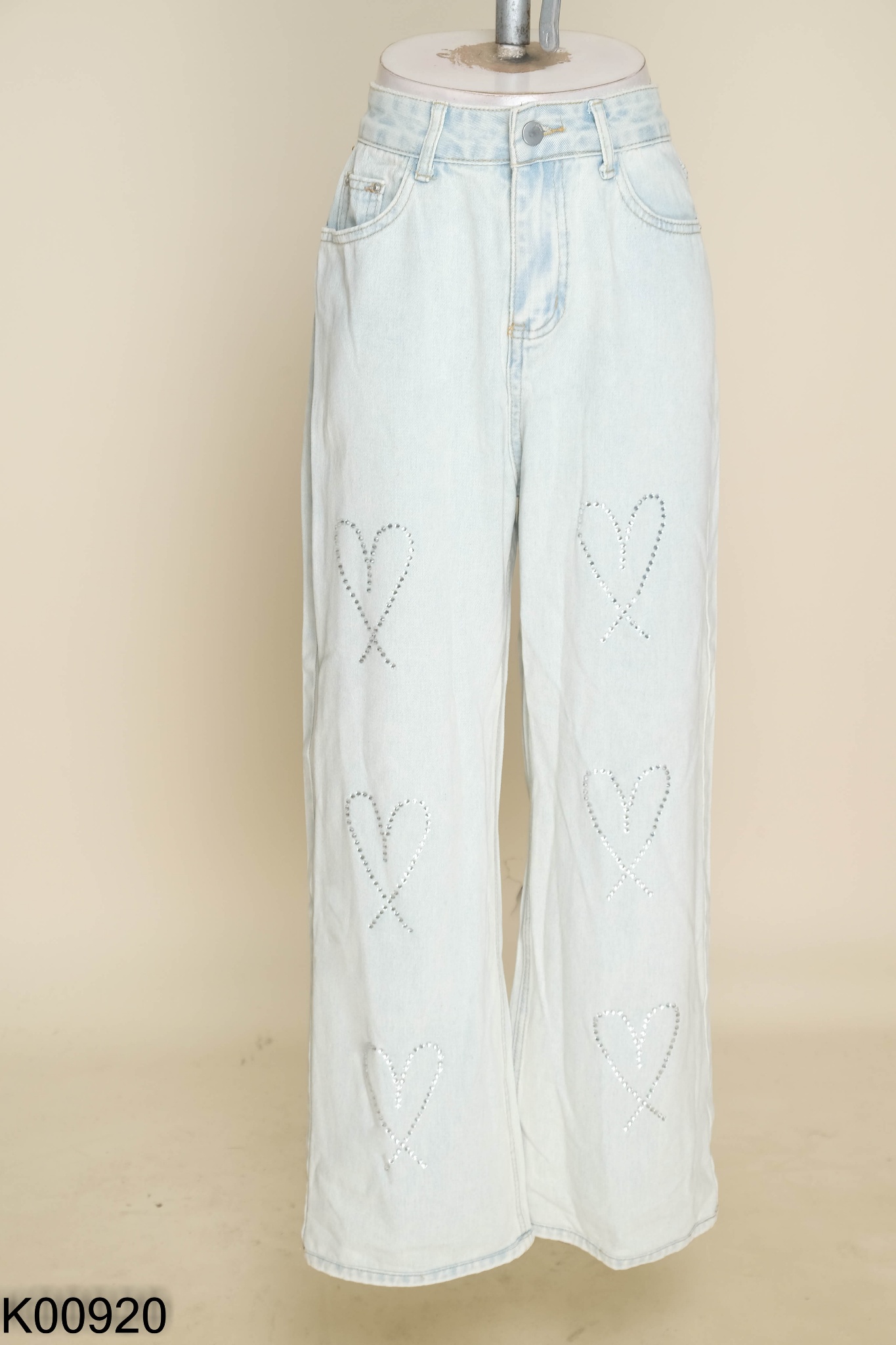 Quần jeans xanh đính đá