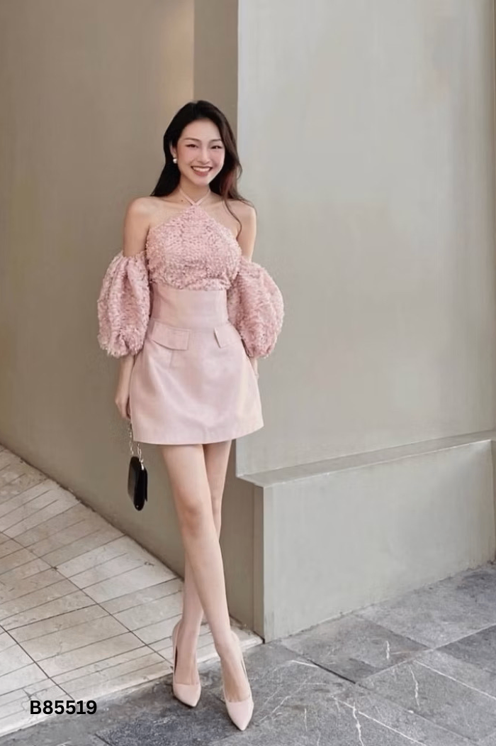 Váy hồng bèo buộc cổ yếm