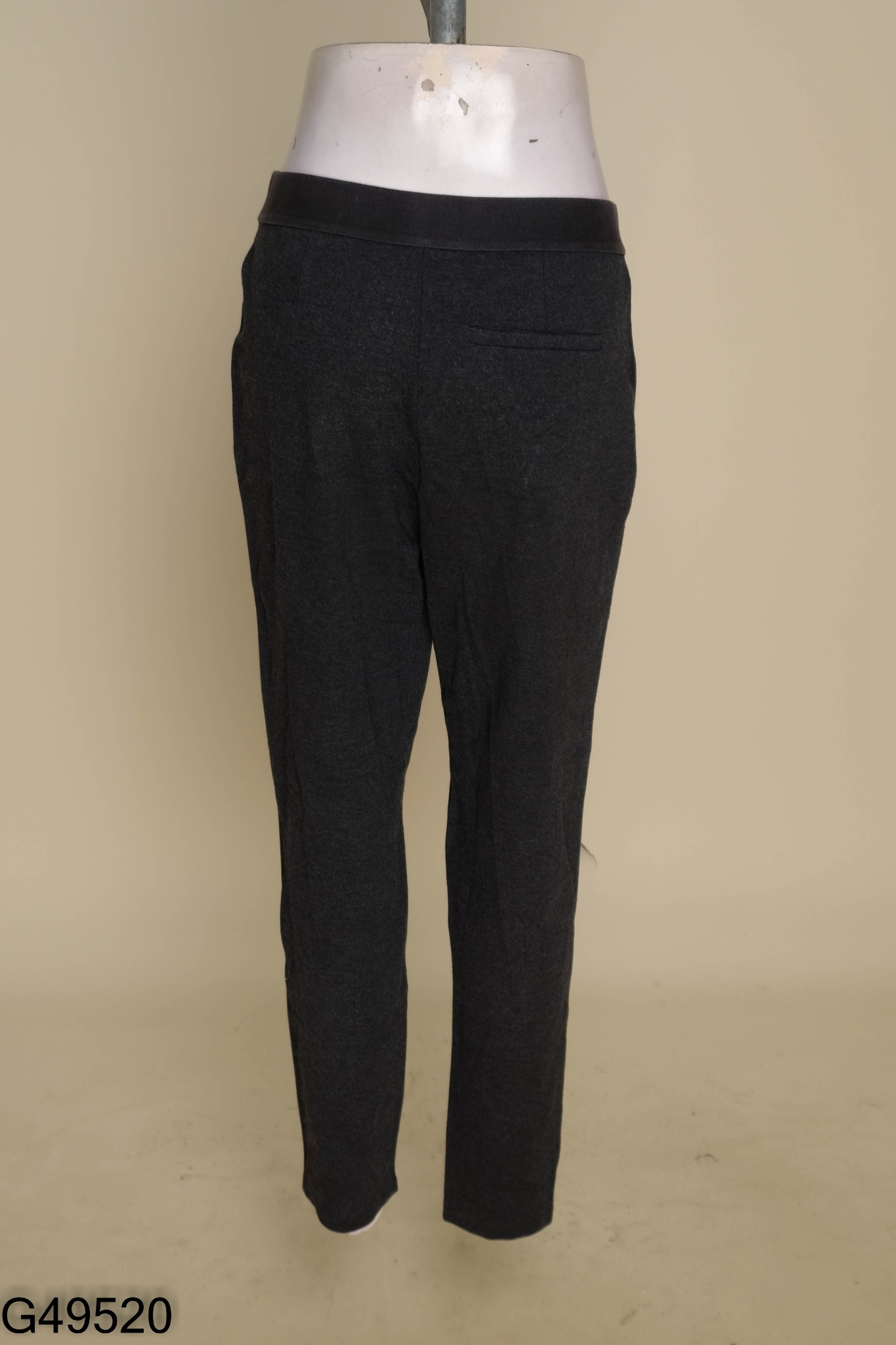 Quần xám UNIQLO giân giữa