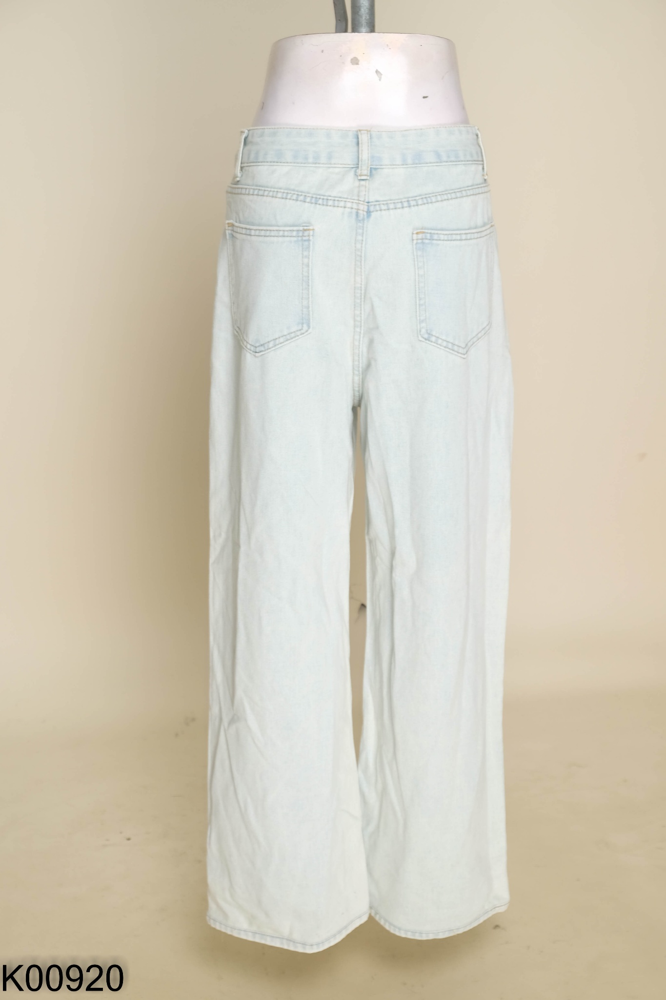 Quần jeans xanh đính đá