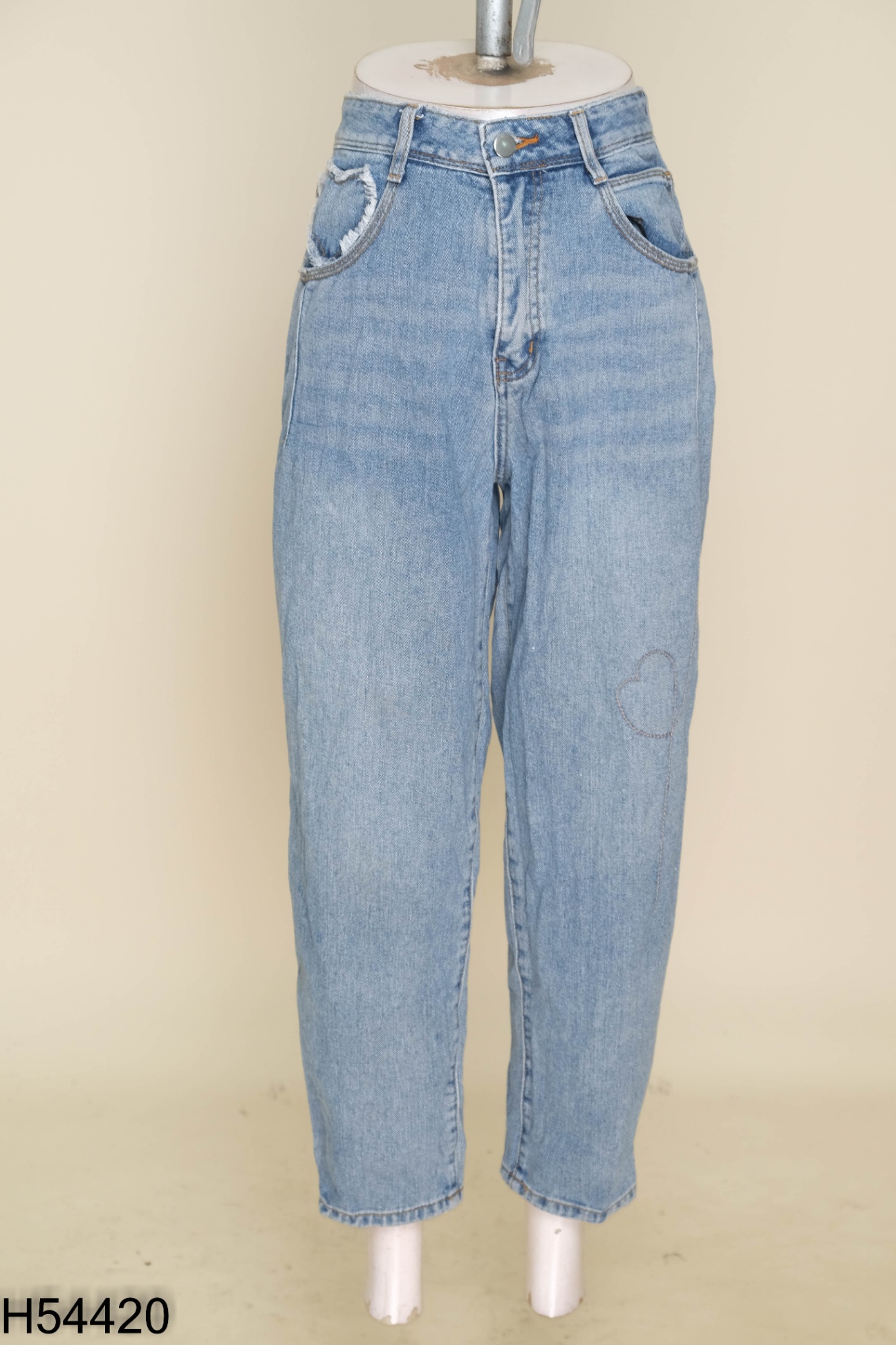 Quần jeans xanh thêu họa tiết