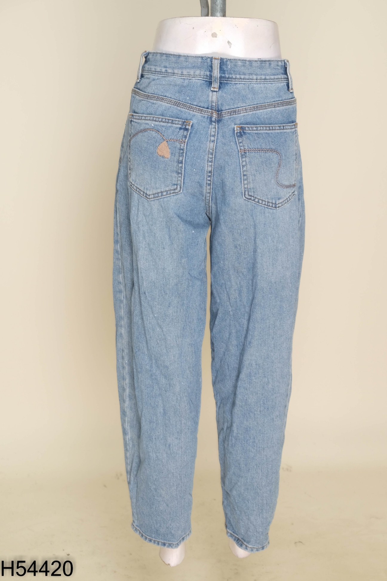 Quần jeans xanh thêu họa tiết