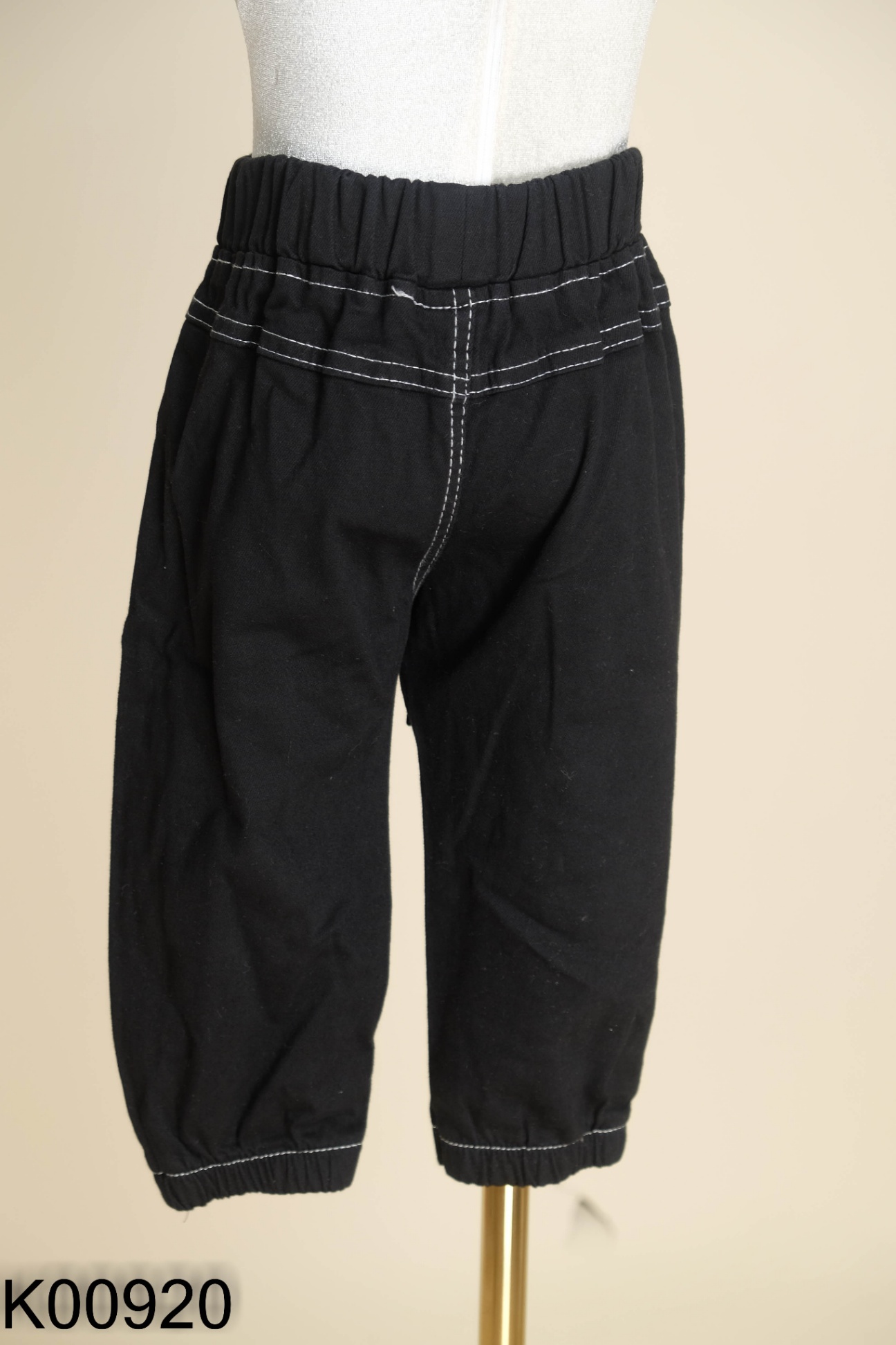 NEWTAG Quần jeans đen in chữ KIDS