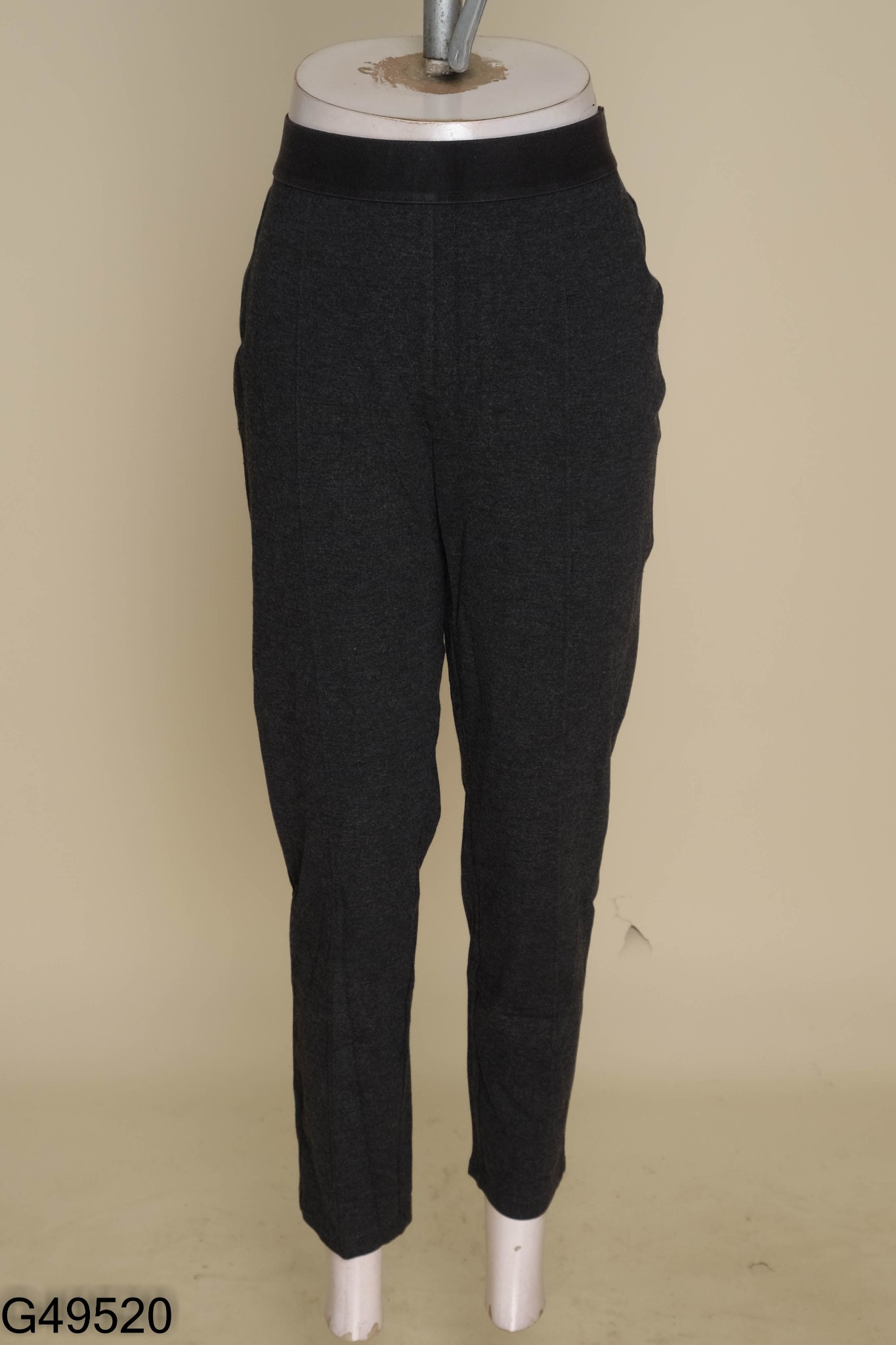 Quần xám UNIQLO giân giữa