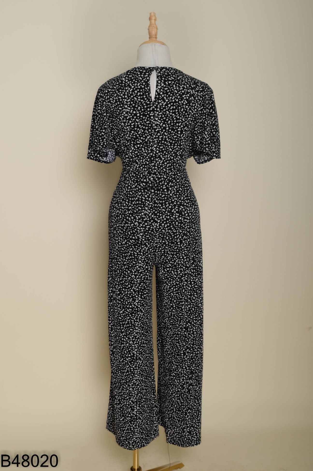 Jumpsuits đen MANGO hoa nhí