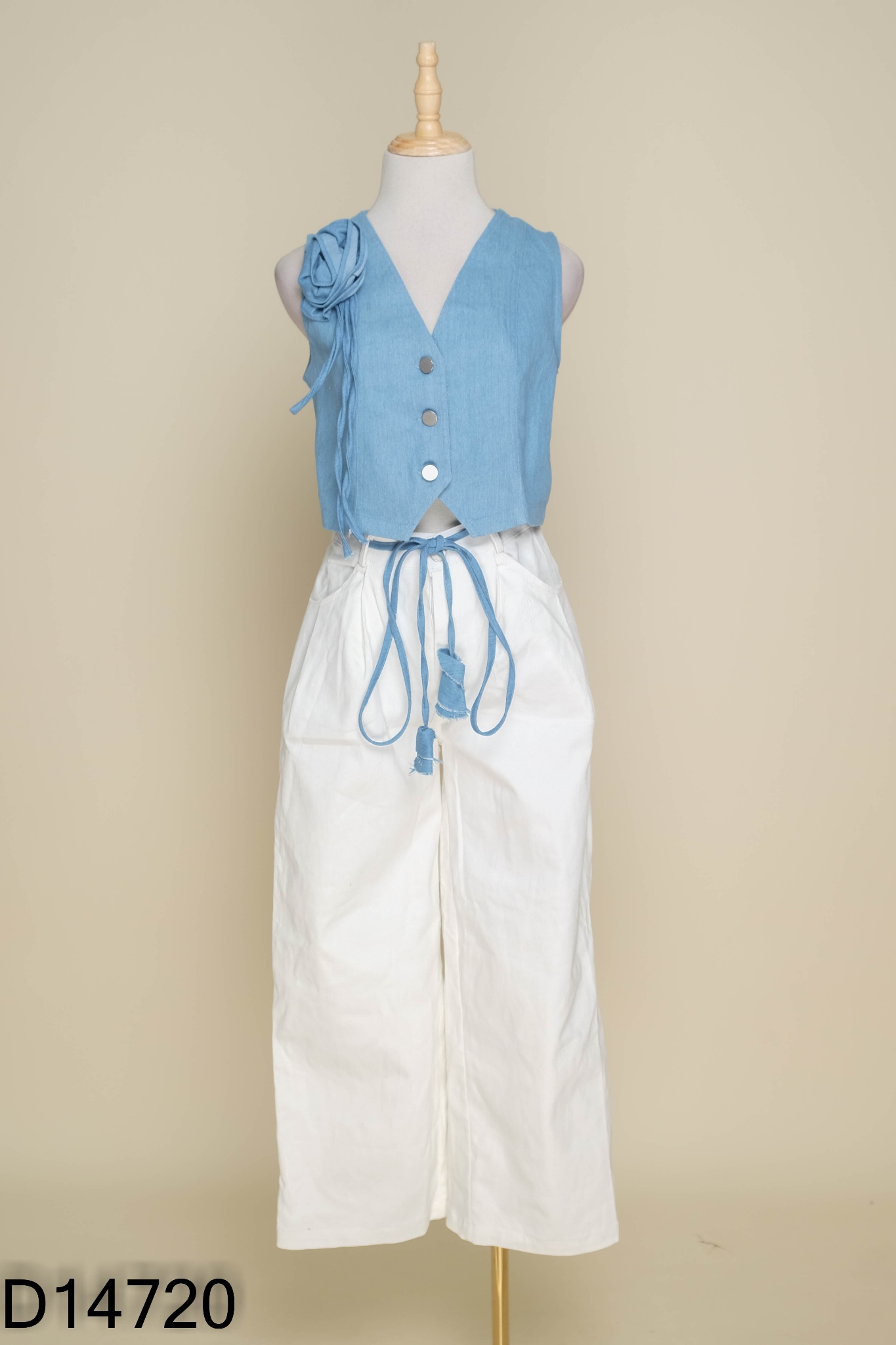 NEWTAG Set Áo gile LA ROSA jeans xanh đính hoa + quần trắng