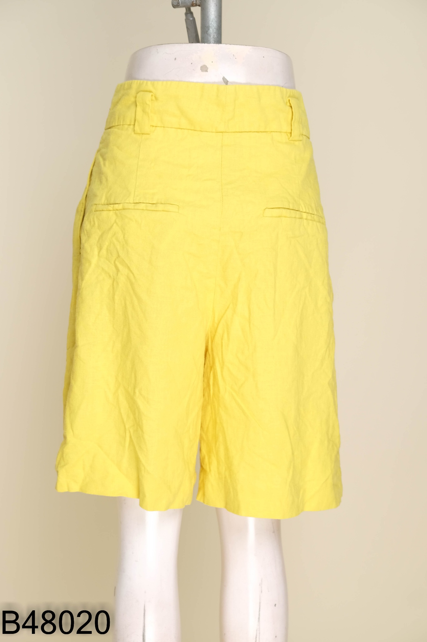Quần shorts linen MANGO vàng