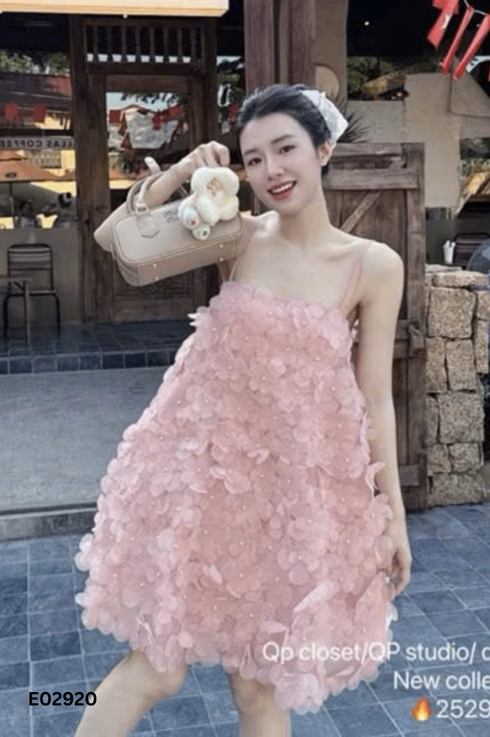 Váy hồng hai dây