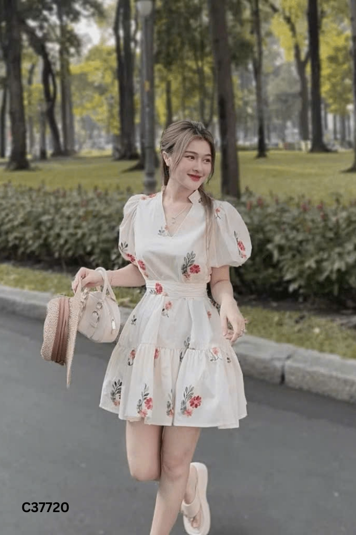 Váy be thêu hoa phối đai