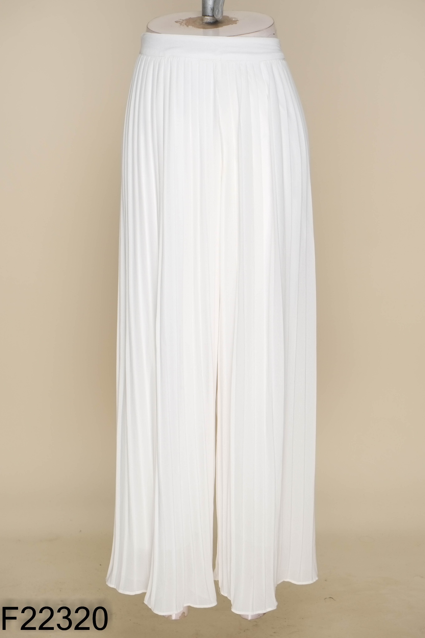 Quần culottes trắng xếp ly