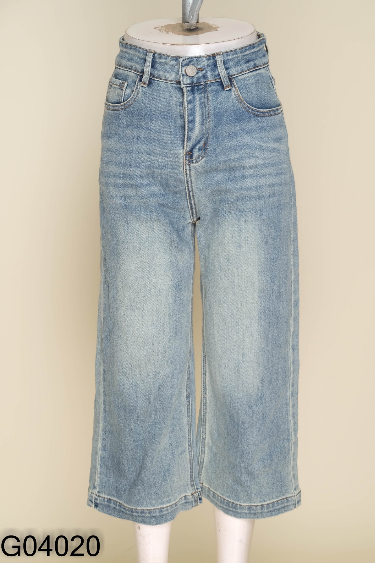 Quần jeans xanh ống loe