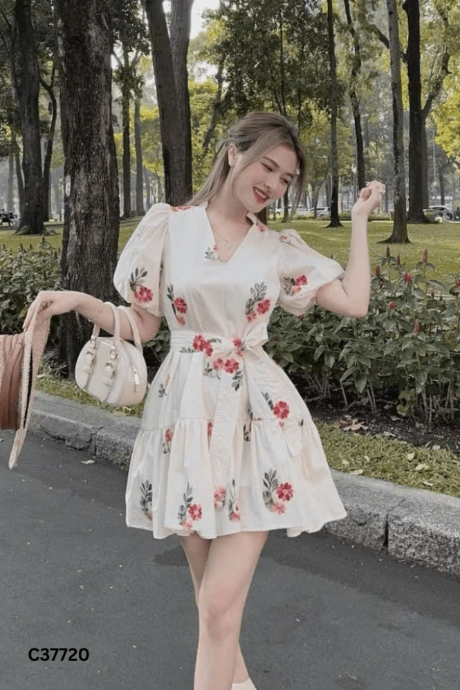 Váy be thêu hoa phối đai