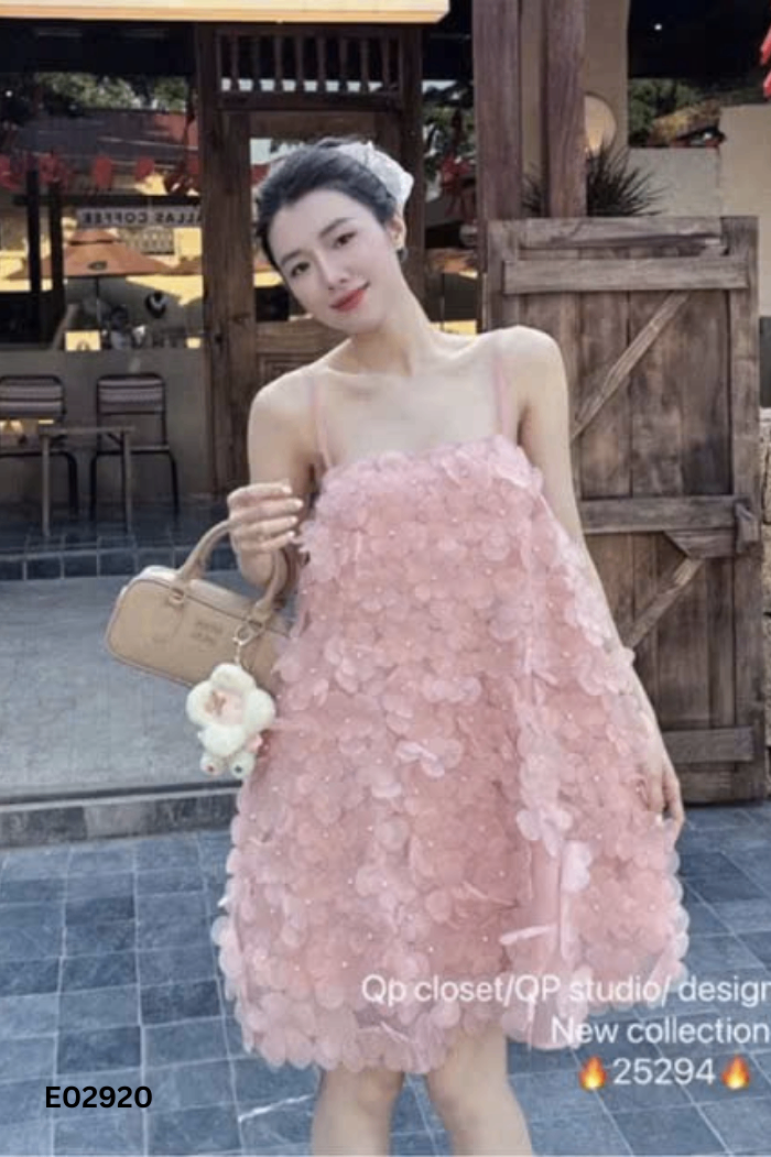 Váy hồng hai dây