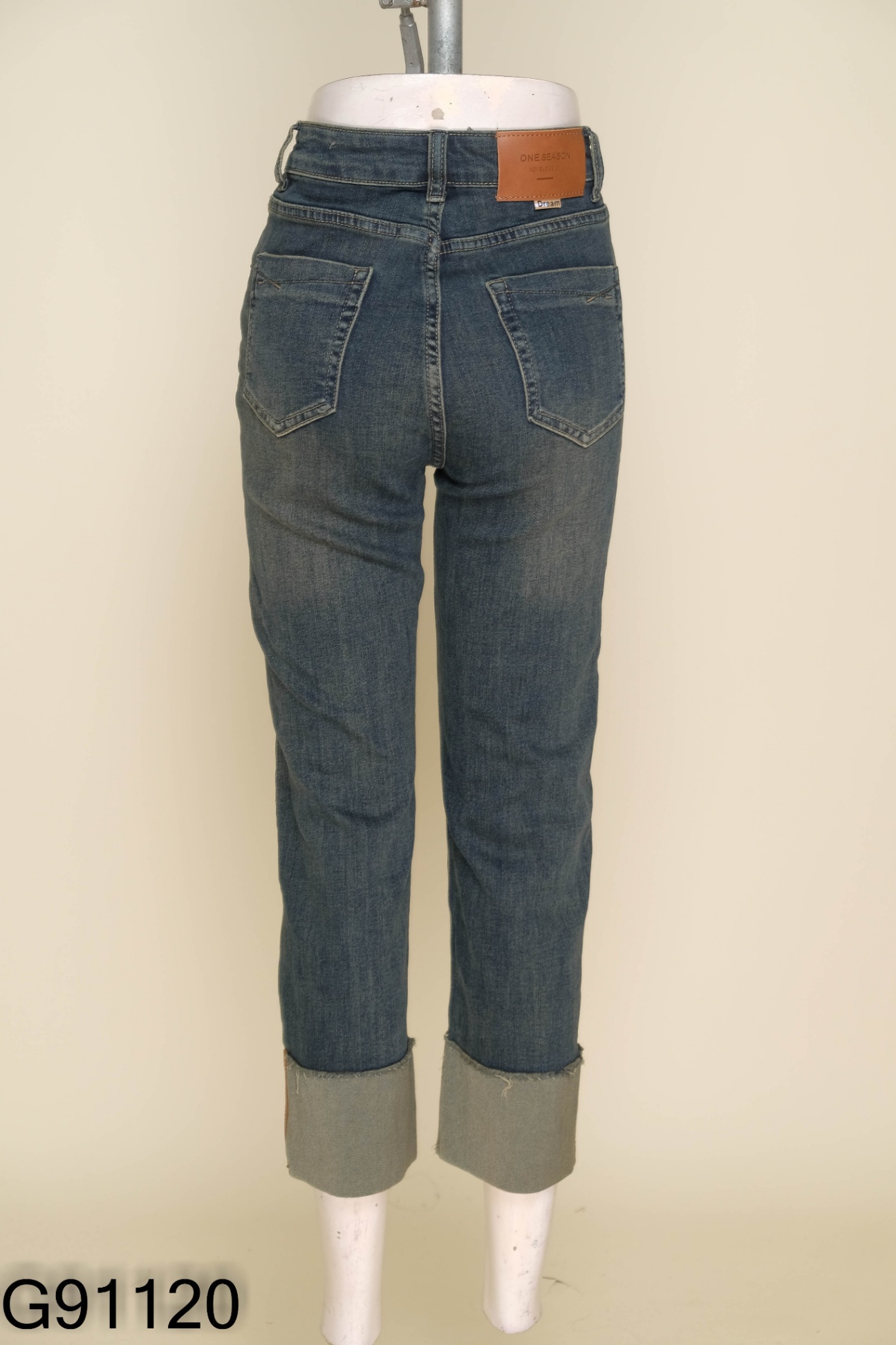 Quần jeans xanh bạc gấp gấu