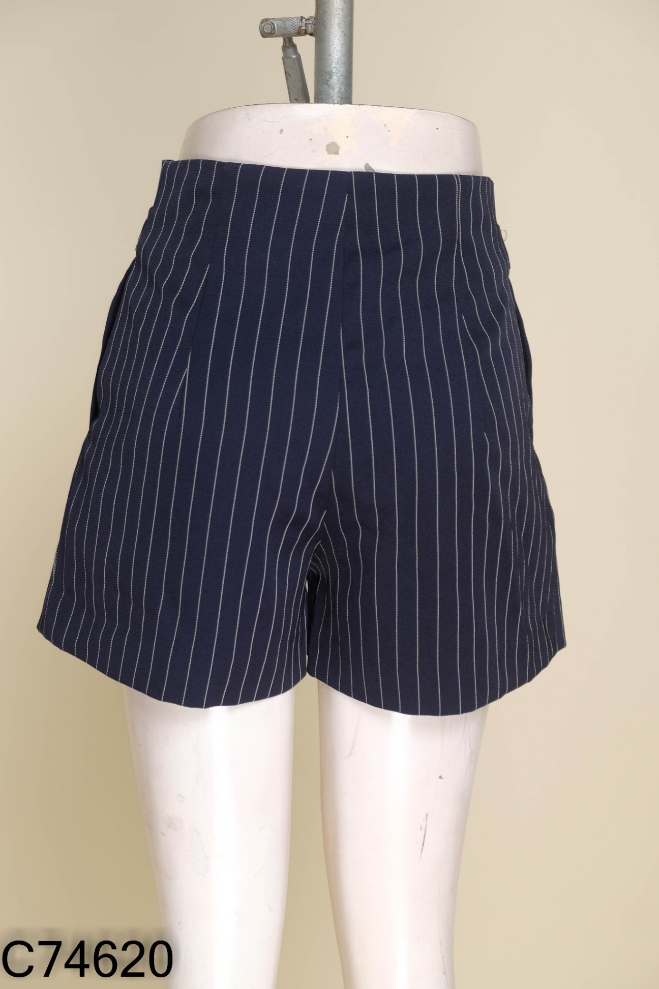 Quần shorts MONOTALK đen kẻ sọc