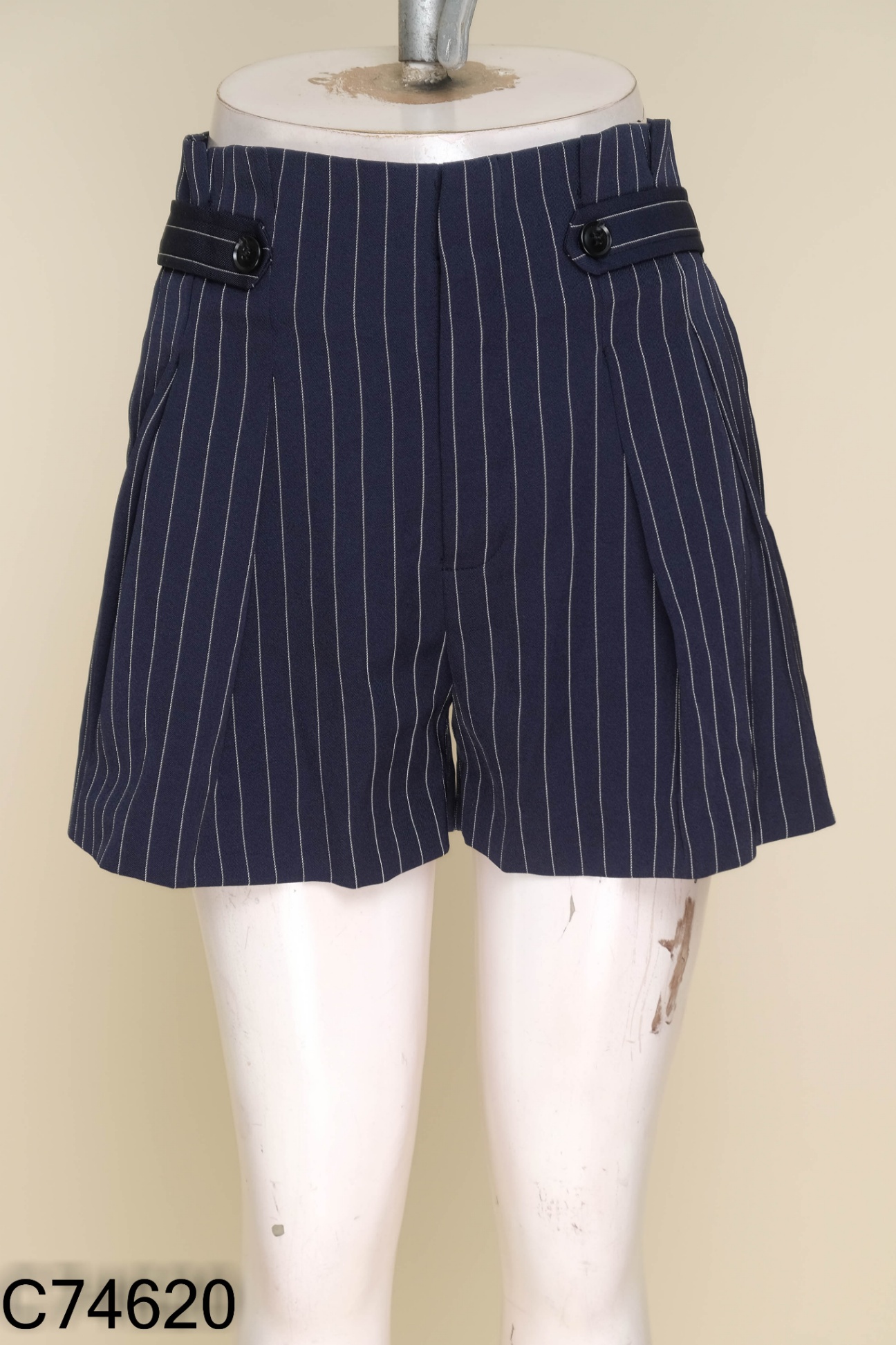 Quần shorts MONOTALK đen kẻ sọc