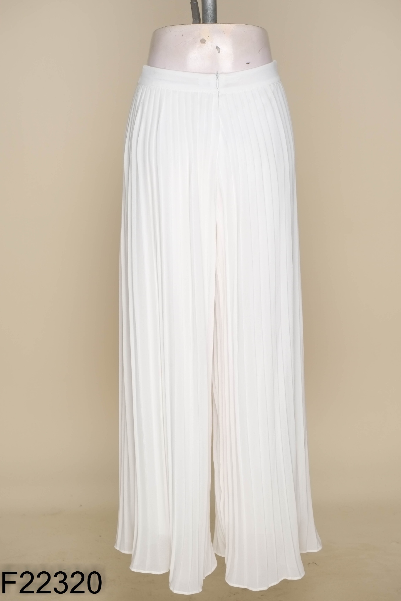 Quần culottes trắng xếp ly