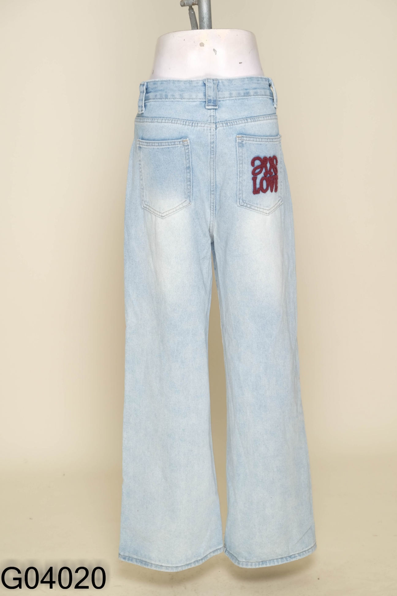 Quần jeans xanh ống rộng
