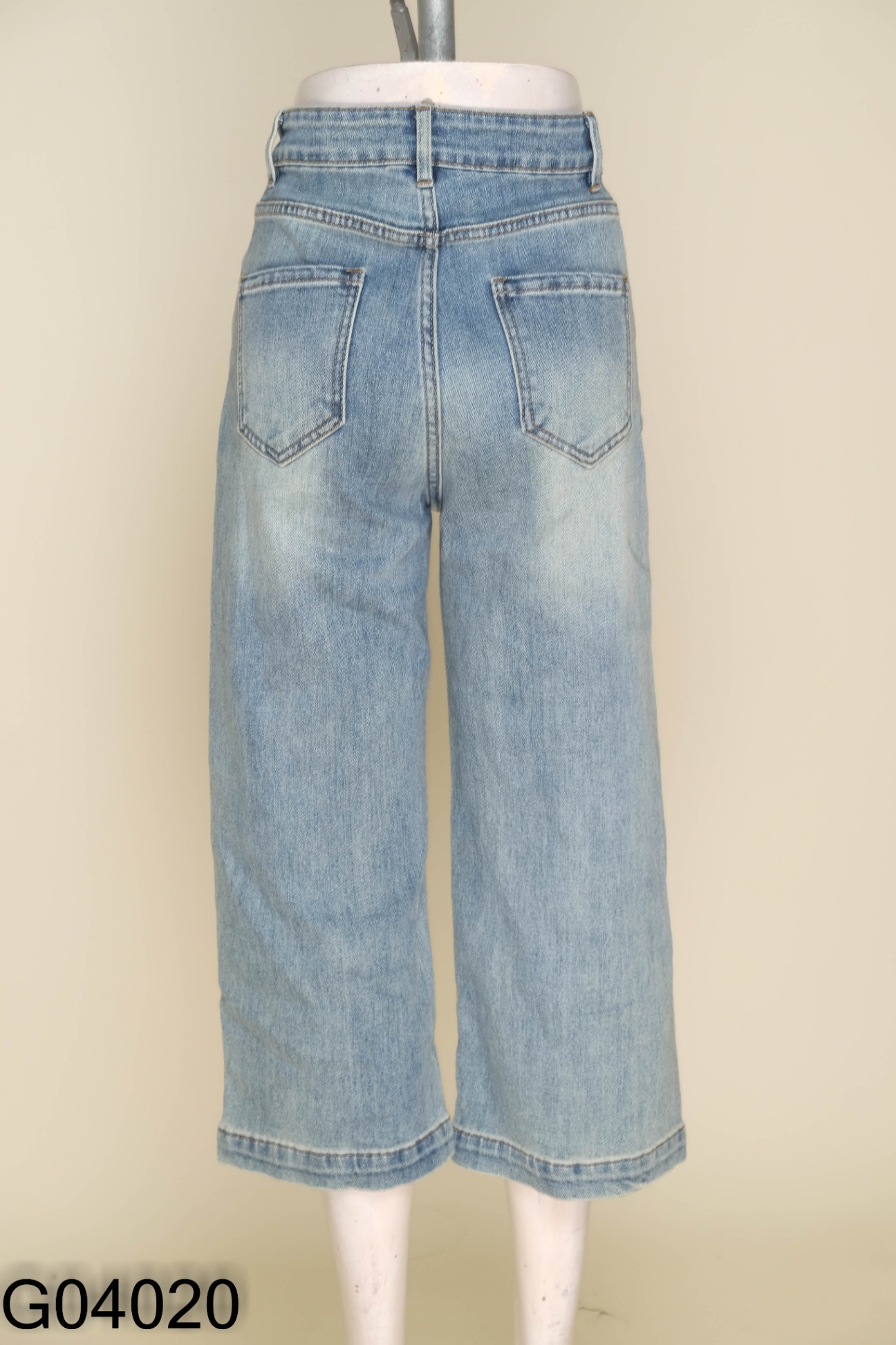 Quần jeans xanh ống loe
